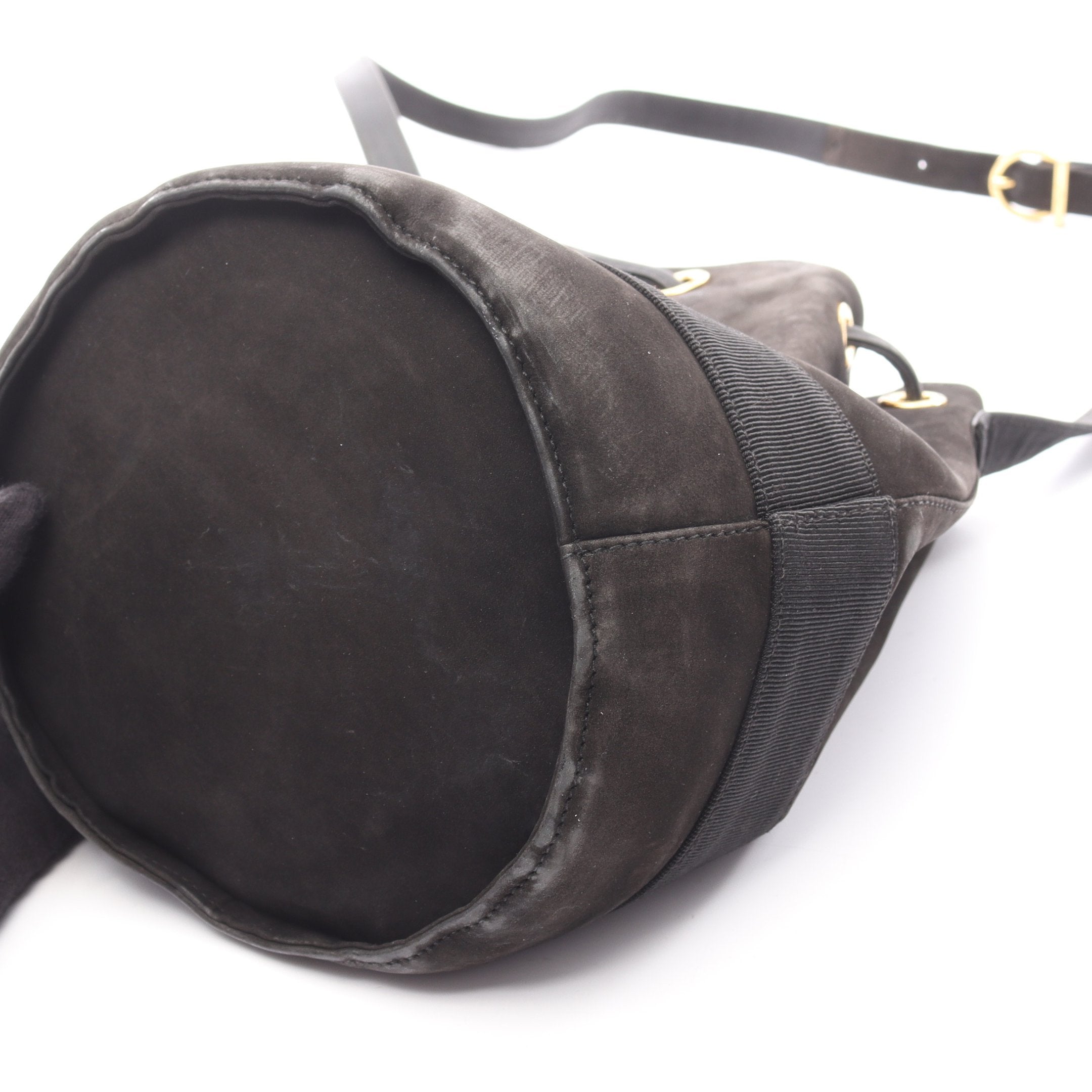 Ferragamo　フェラガモ 巾着 ショルダーバッグ　スエード　ブラック　黒 ヴァラ 巾着 ショルダーバッグ スエード ブラック サルヴァトーレ