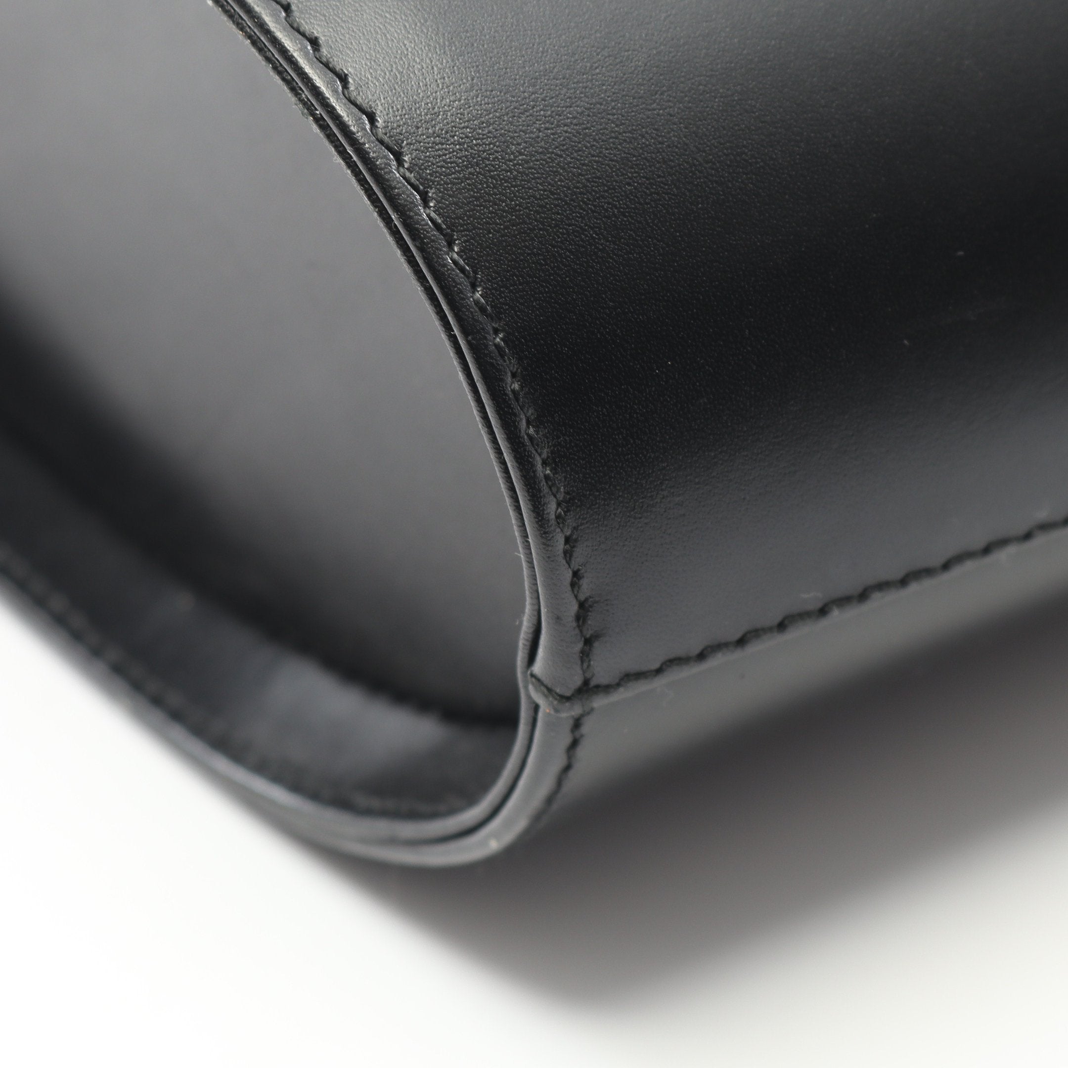 ヴァラリボン ハンドバッグ レザー ブラック サルヴァトーレフェラガモ