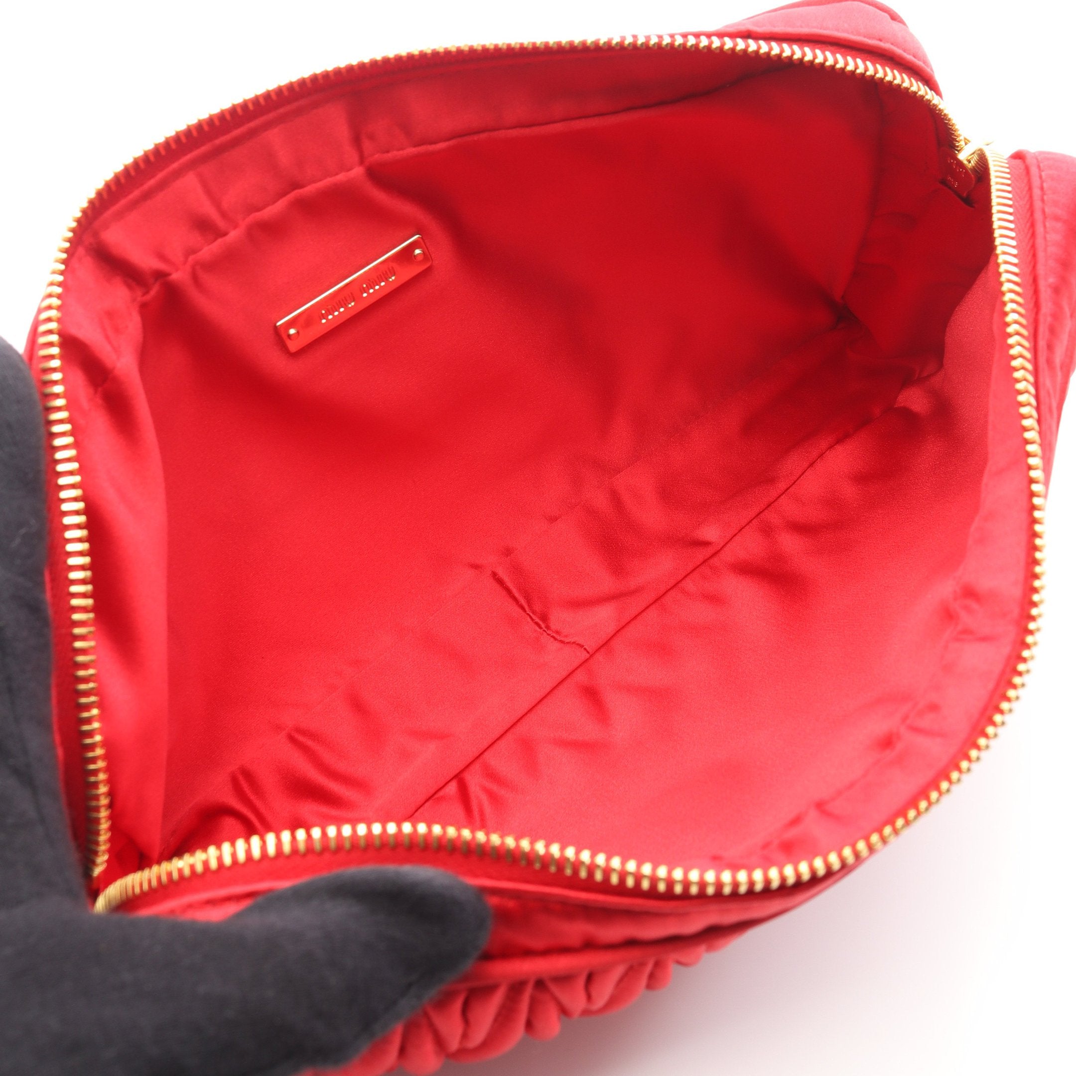 ✈美品　ミュウミュウ　クロコ エナメル レザー　クラッチ バッグ　ポーチ　レッド マテラッセ クラッチバッグ サテン レッド ミュウミュウ – RECLO