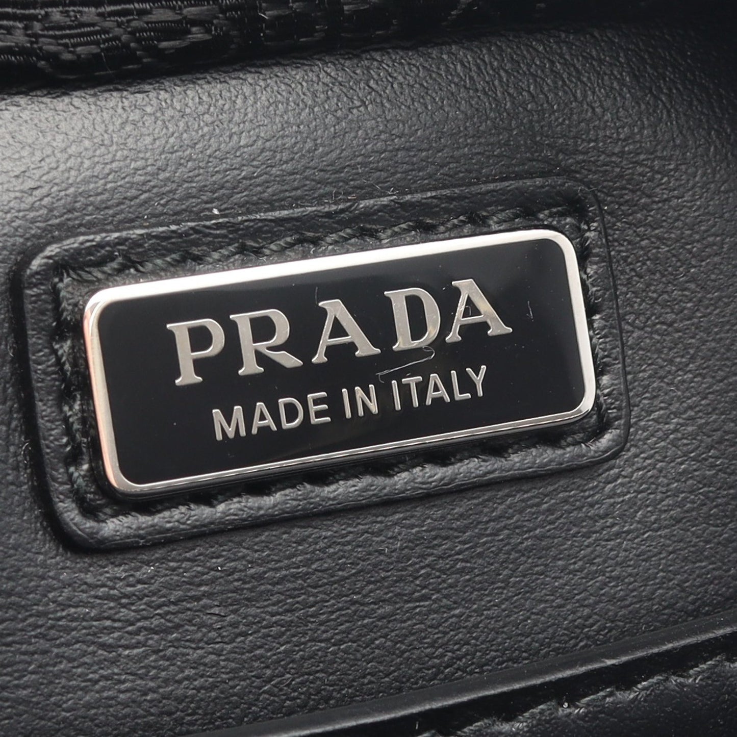 ブリック ショルダーバッグ エナメルレザー ブラック 三角プレート プラダ バッグ PRADA