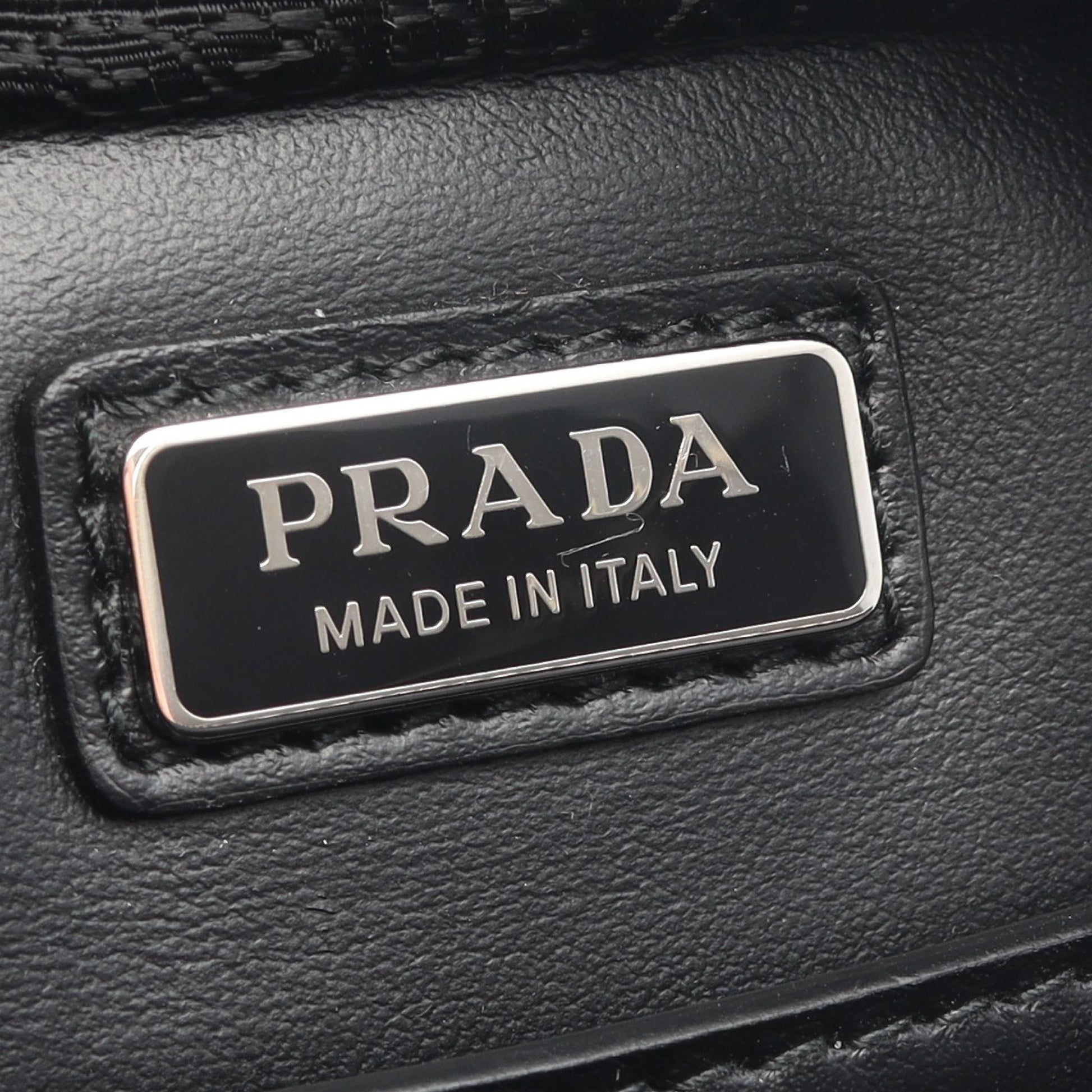 ブリック ショルダーバッグ エナメルレザー ブラック 三角プレート プラダ バッグ PRADA
