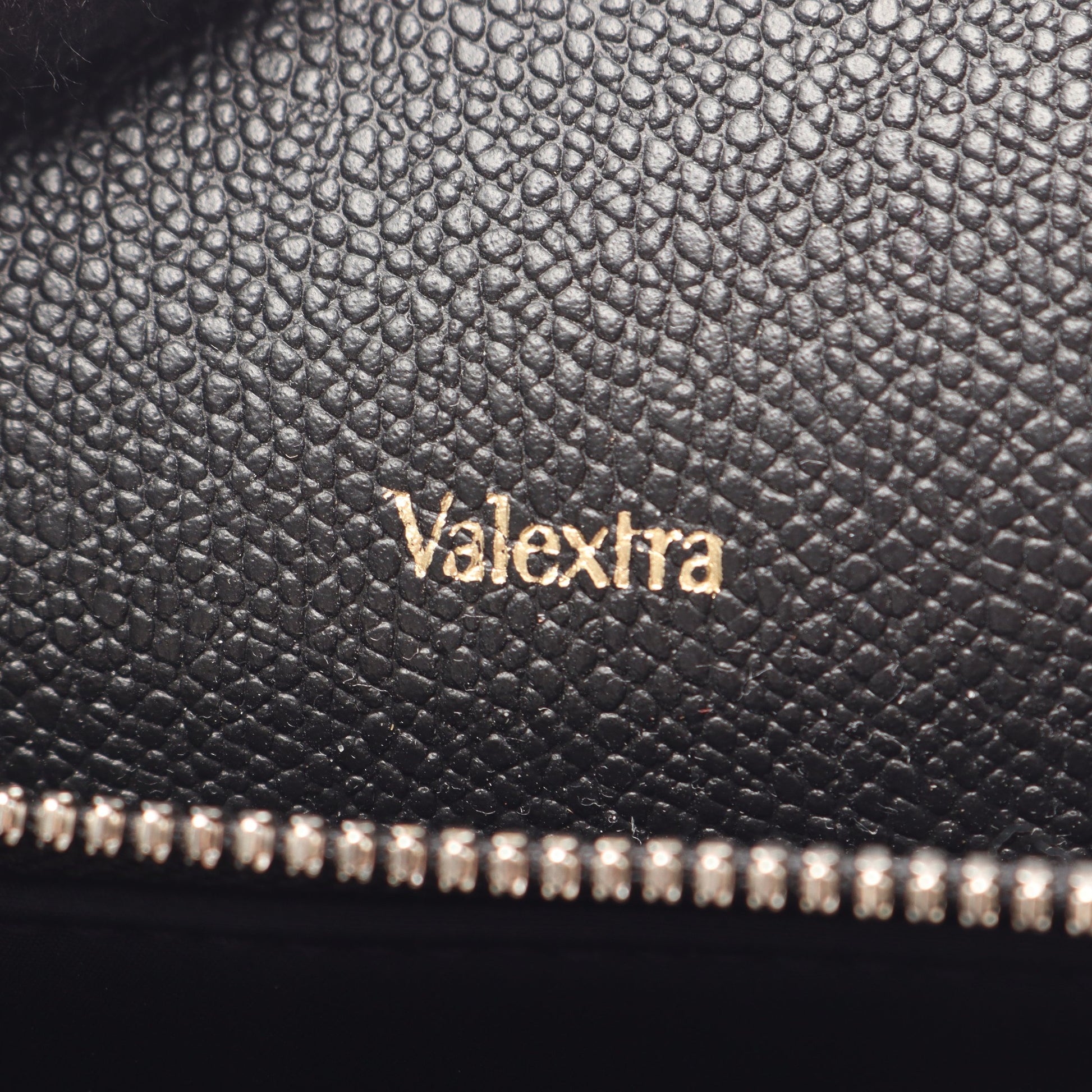Vライン ボディバッグ レザー ブラック ヴァレクストラ バッグ Valextra