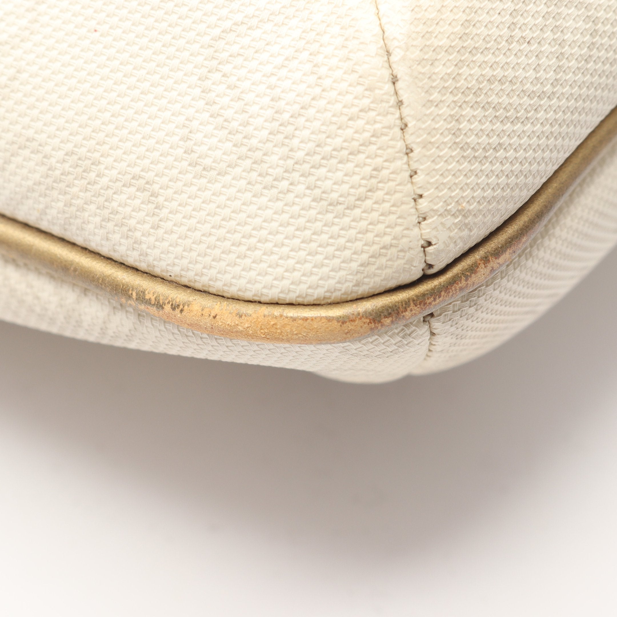 リピートアナグラム ショルダーバッグ PVC レザー オフホワイト