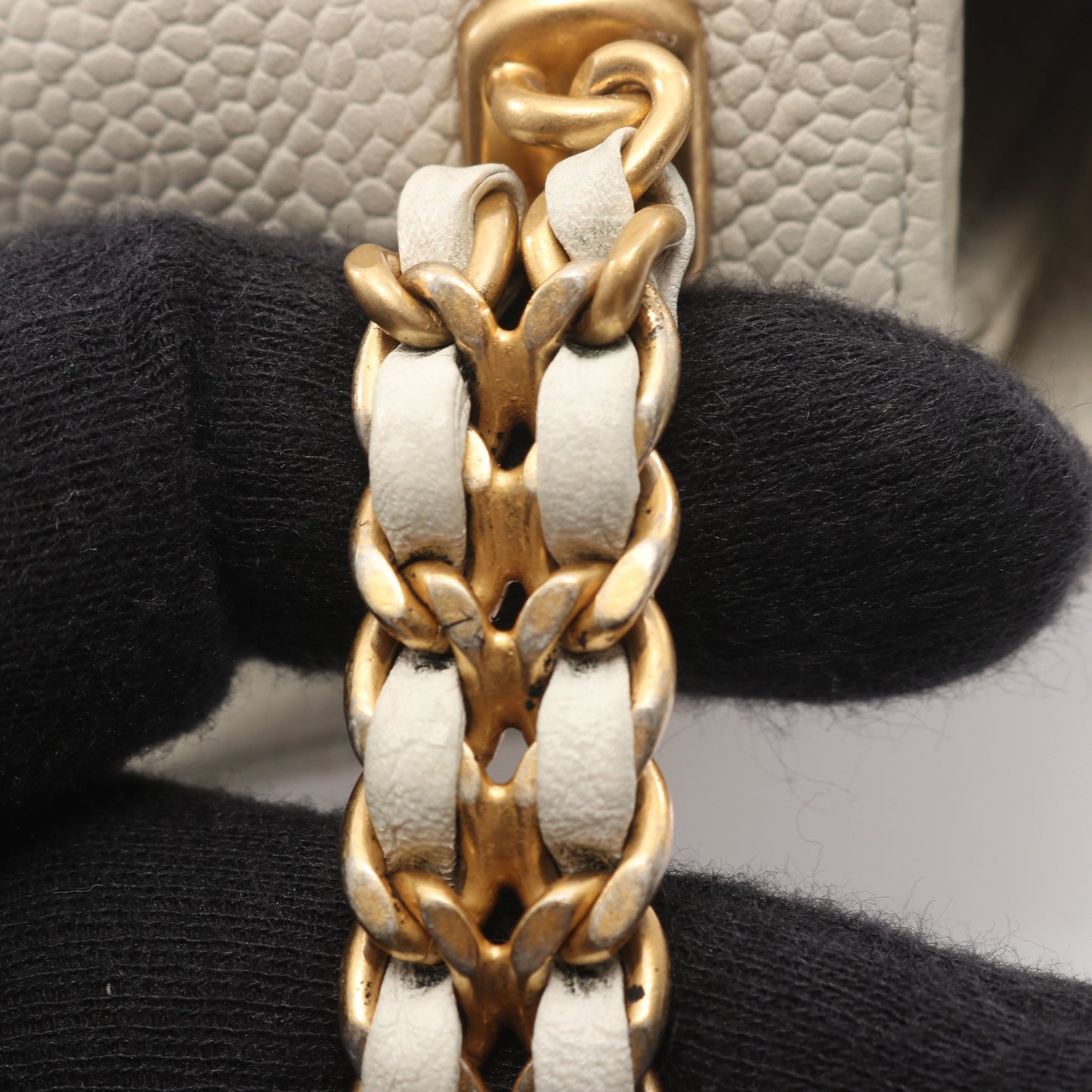 マトラッセ チェーンショルダーバッグ キャビアスキン ホワイト ゴールド金具 シャネル バッグ CHANEL