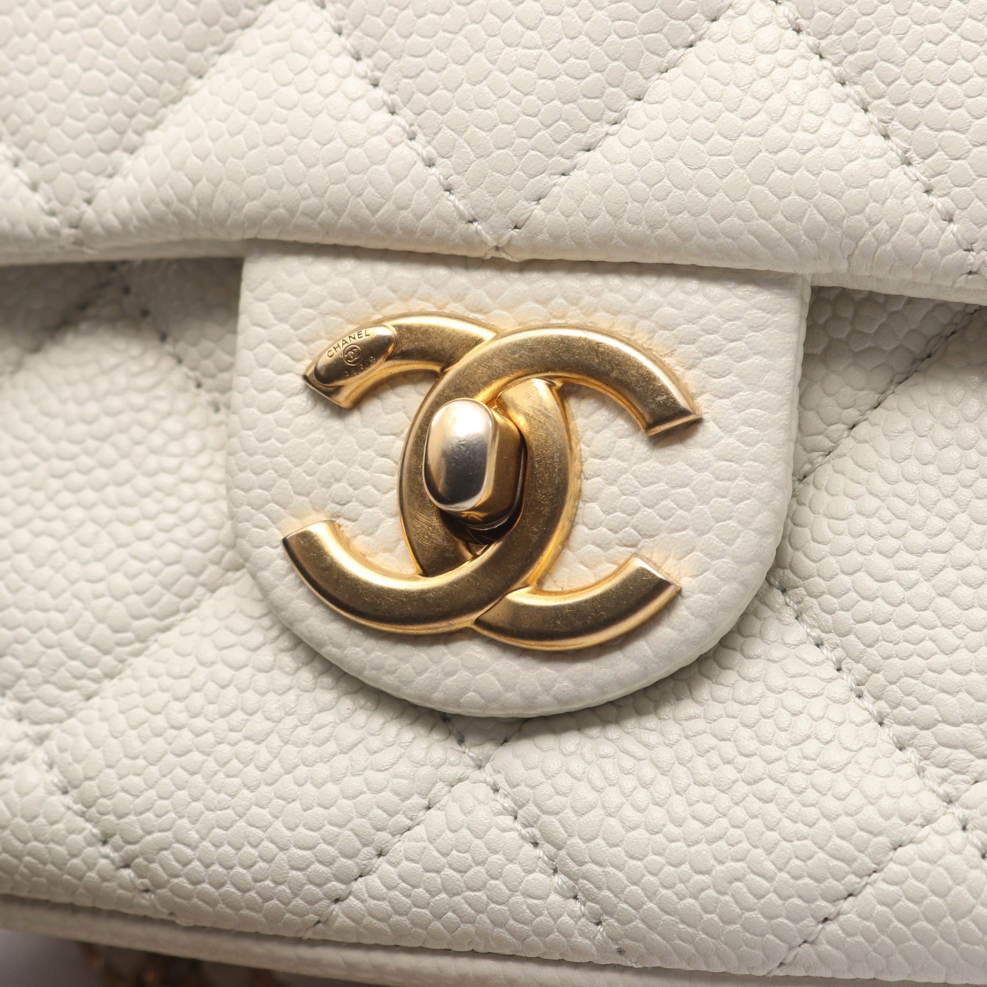 マトラッセ チェーンショルダーバッグ キャビアスキン ホワイト ゴールド金具 シャネル バッグ CHANEL