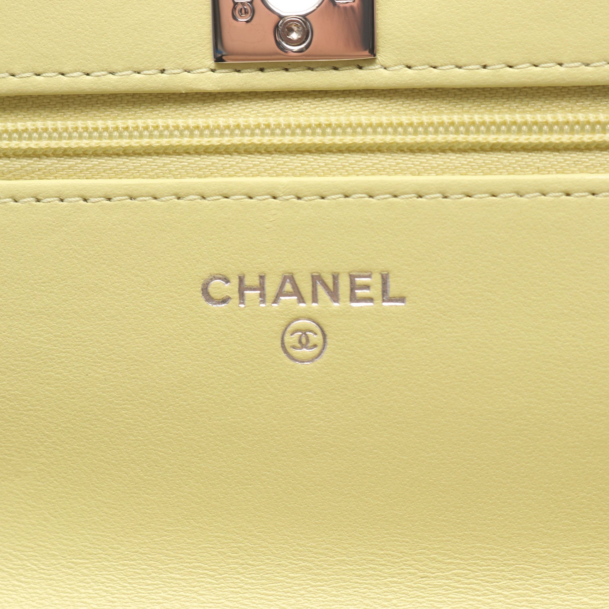 マトラッセ チェーンショルダーバッグ ラムスキン ライトイエロー シルバー金具 2WAY シャネル バッグ CHANEL