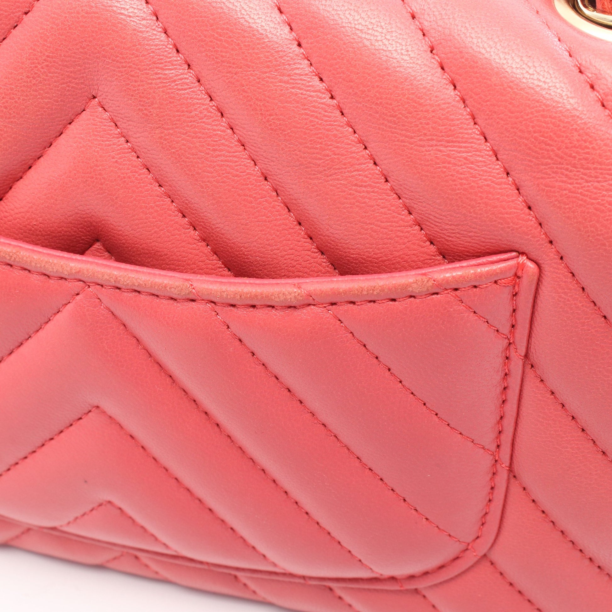 シェブロン Vステッチ ミニ 20 チェーンショルダーバッグ レザー ピンク ゴールド金具 シャネル バッグ CHANEL