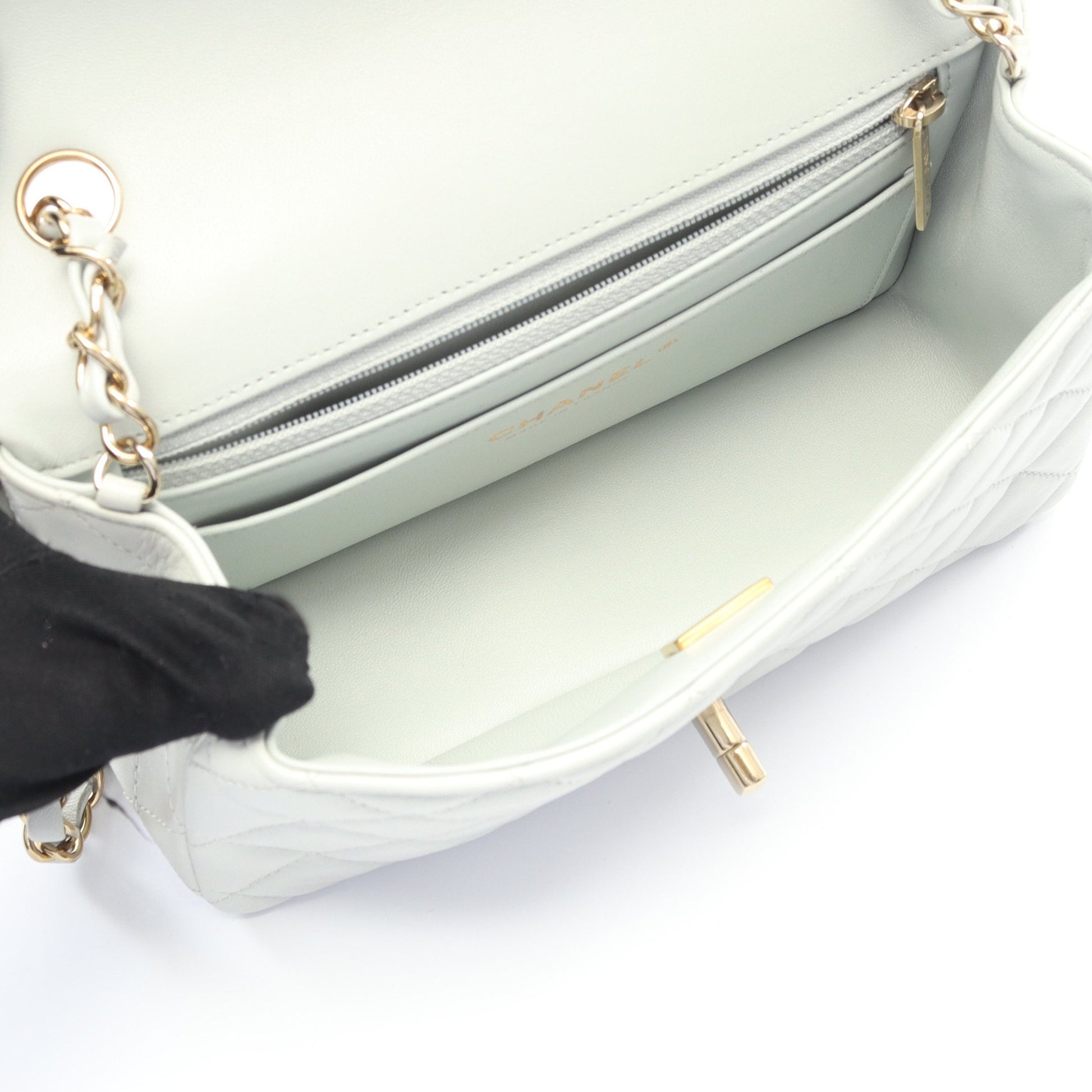 ミニマトラッセ20 チェーンショルダーバッグ ラムスキン ライトグレー ゴールド金具 シャネル バッグ CHANEL