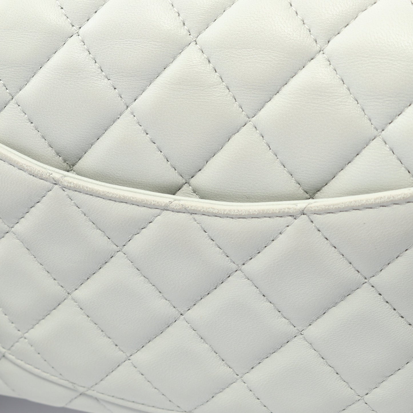 ミニマトラッセ20 チェーンショルダーバッグ ラムスキン ライトグレー ゴールド金具 シャネル バッグ CHANEL