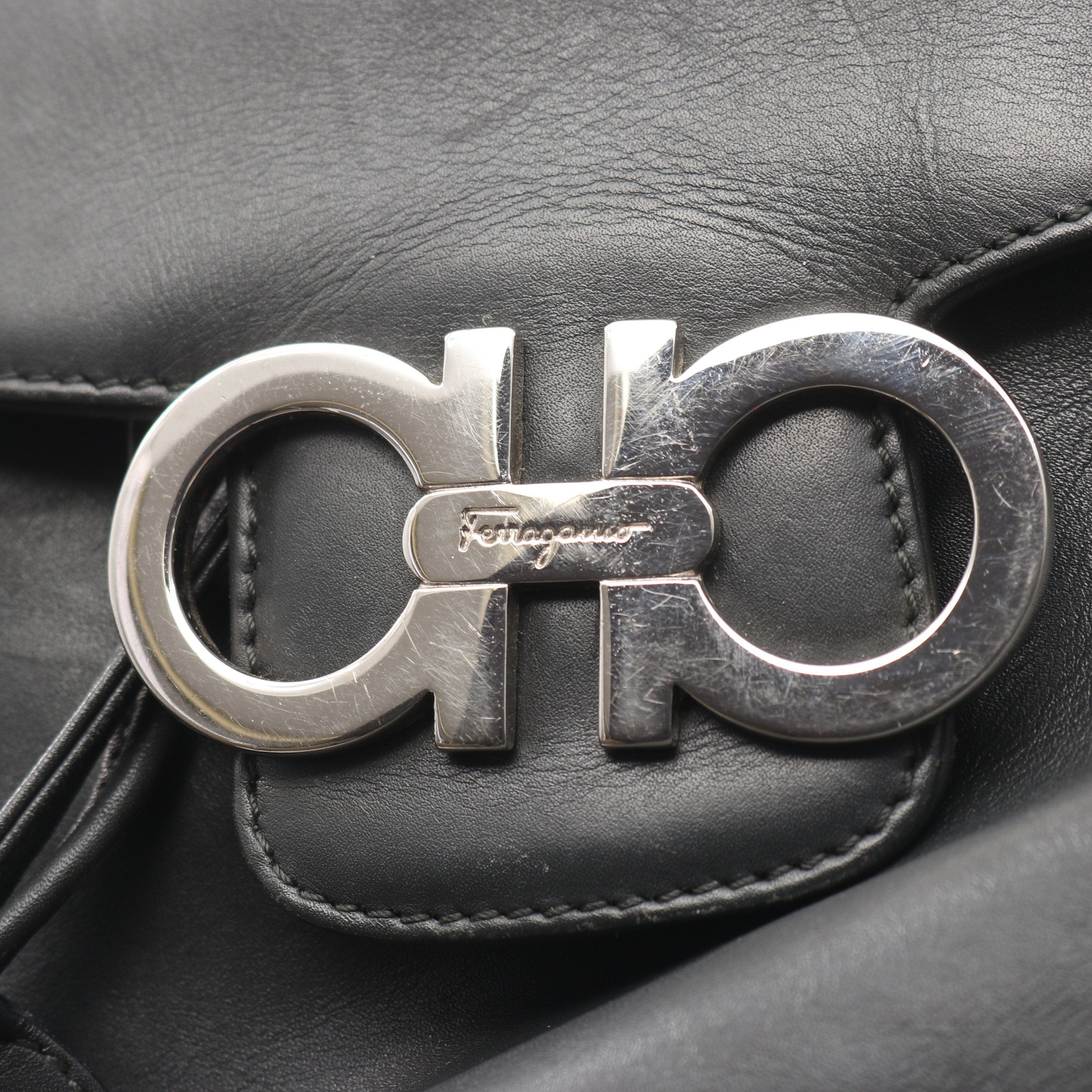 Salvatore Ferragamo サルヴァトーレ サルバトーレ フェラガモ ダブルガンチーニ レッド 赤 ミニ リュックサック バックパック デイパック スエード スウェード レザー 本革 ヌバック FERRAGAMO（フェラガモ） 【新品同様】サルヴァトーレフェラガモ