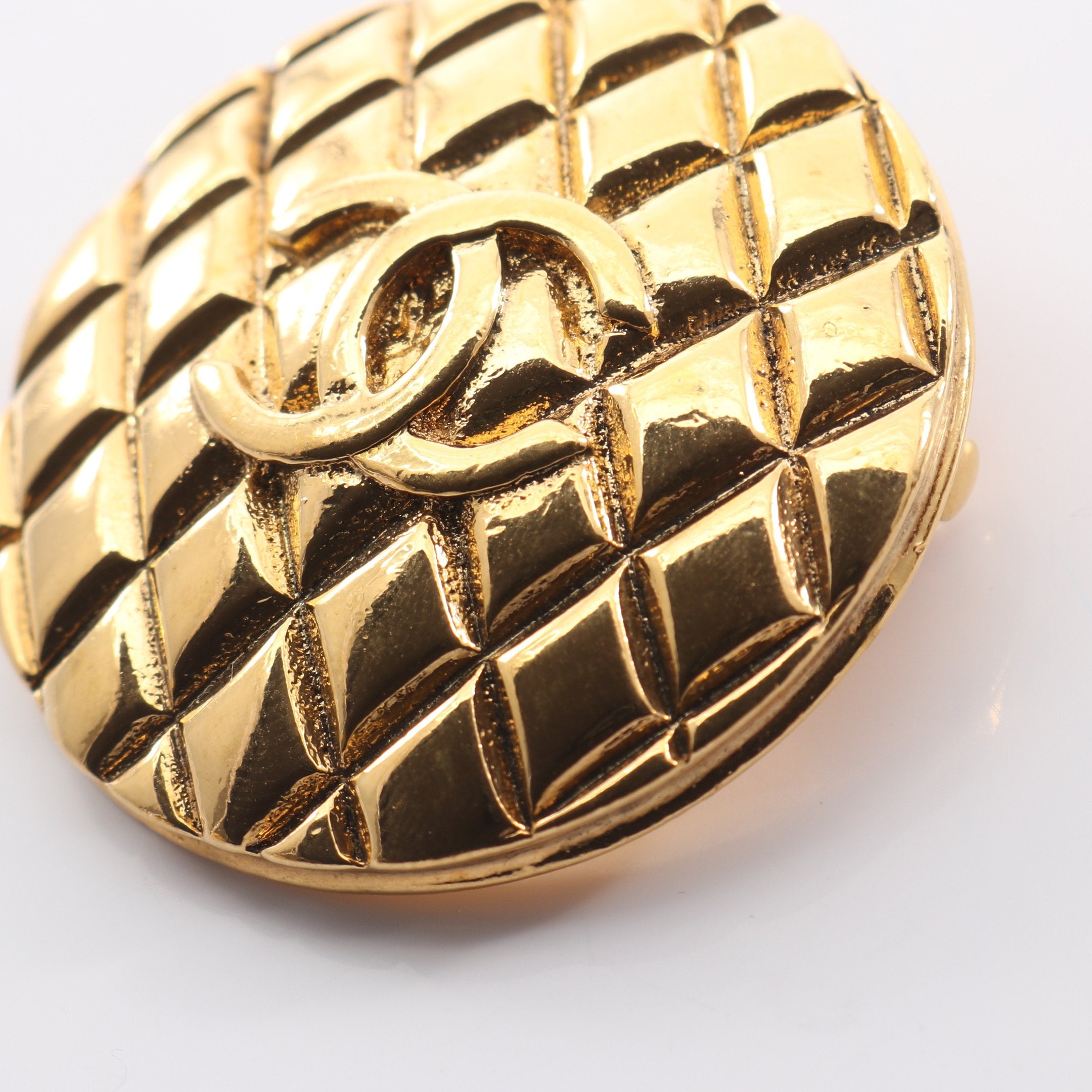 CHANEL 93P ココマーク GP ブローチ ゴールド ココマーク マトラッセ ブローチ GP ゴールド 93P シャネル – RECLO