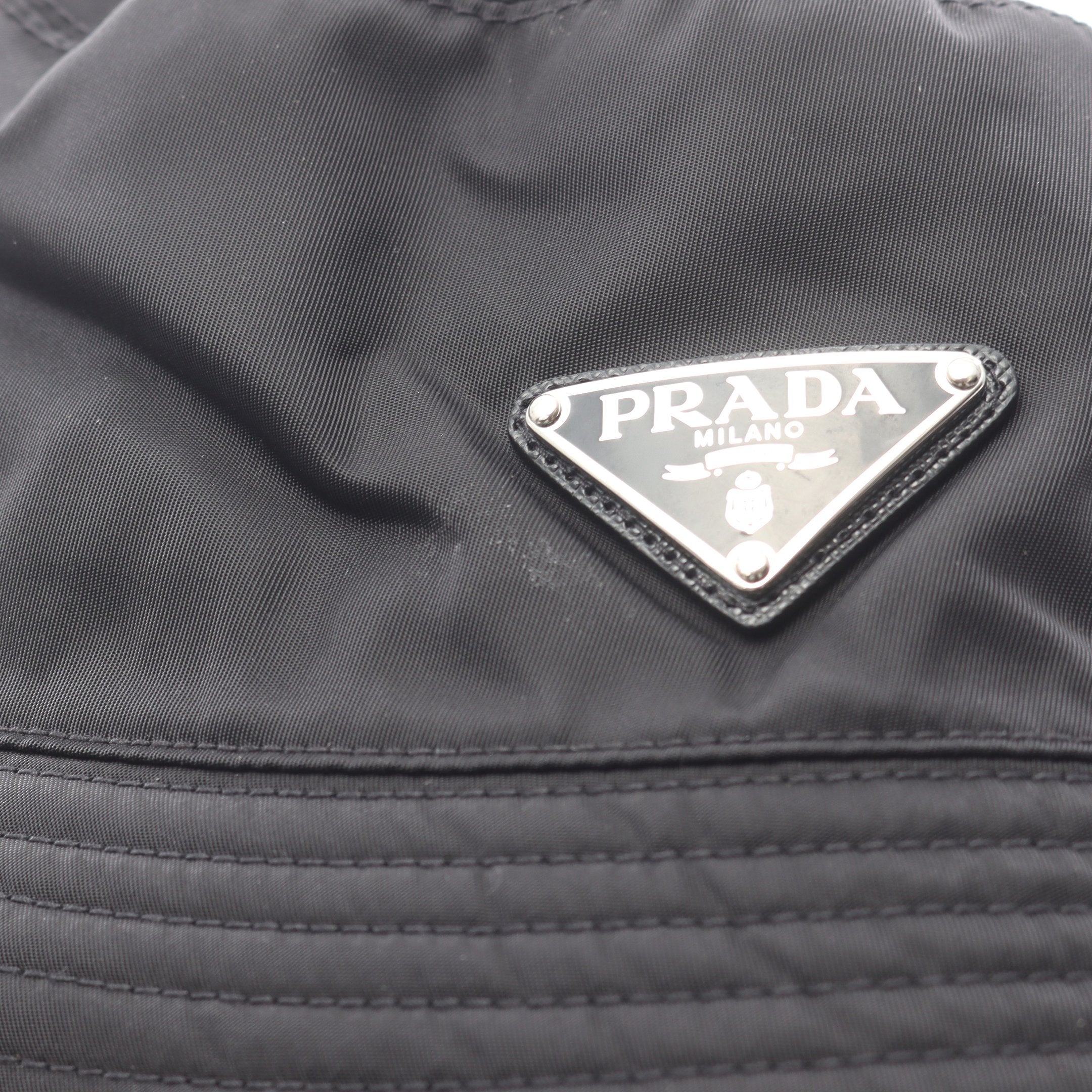 Re-Nylon バケット ハット ナイロン ブラック 三角プレート プラダ – RECLO