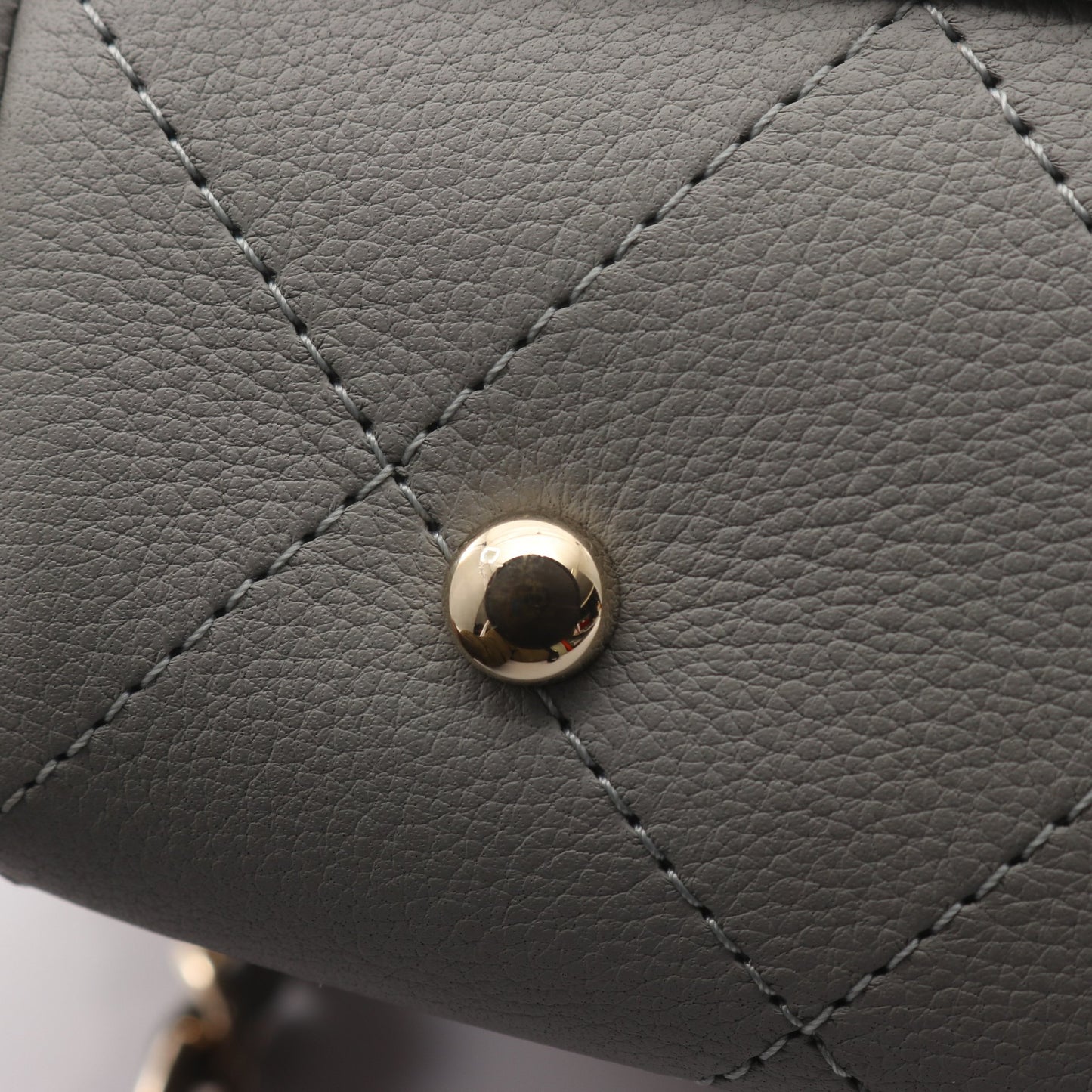 マトラッセ チェーンショルダーバッグ レザー グレー ゴールド金具 2WAY シャネル バッグ CHANEL