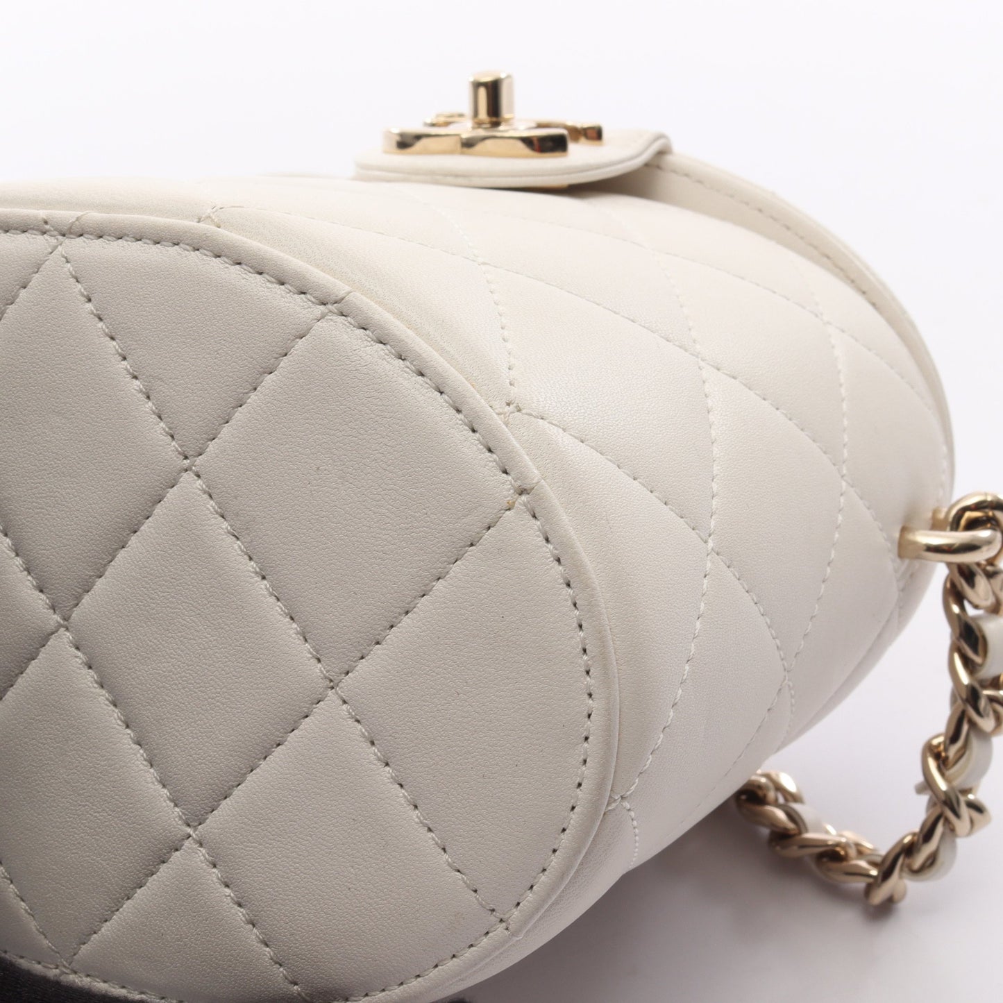 マトラッセ バニティバッグ チェーンショルダーバッグ ラムスキン オフホワイト ゴールド金具 シャネル バッグ CHANEL
