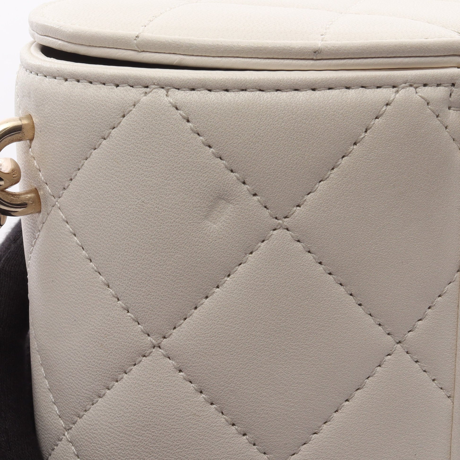 マトラッセ バニティバッグ チェーンショルダーバッグ ラムスキン オフホワイト ゴールド金具 シャネル バッグ CHANEL