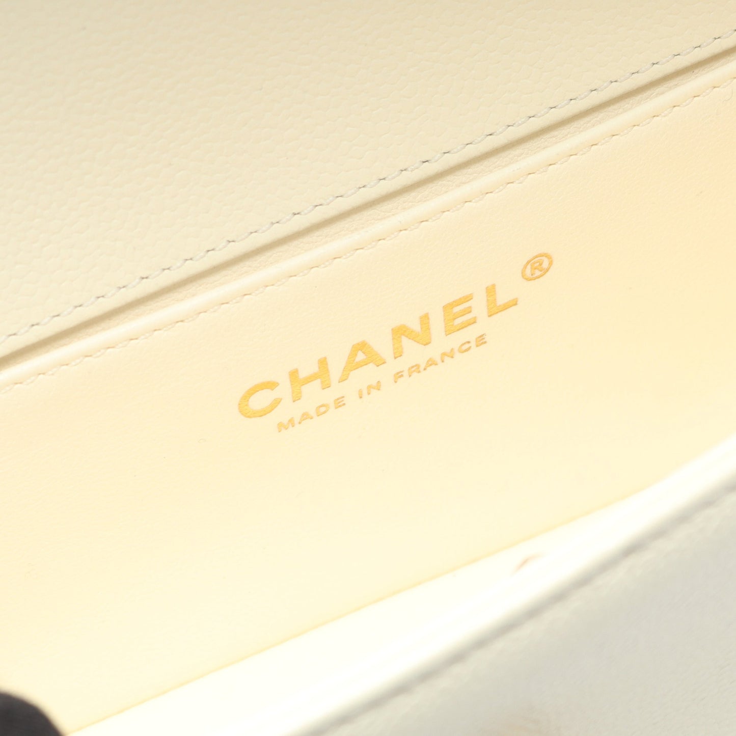 ボーイシャネル スモール チェーンショルダーバッグ キャビアスキン ホワイト ゴールド金具 シャネル バッグ CHANEL