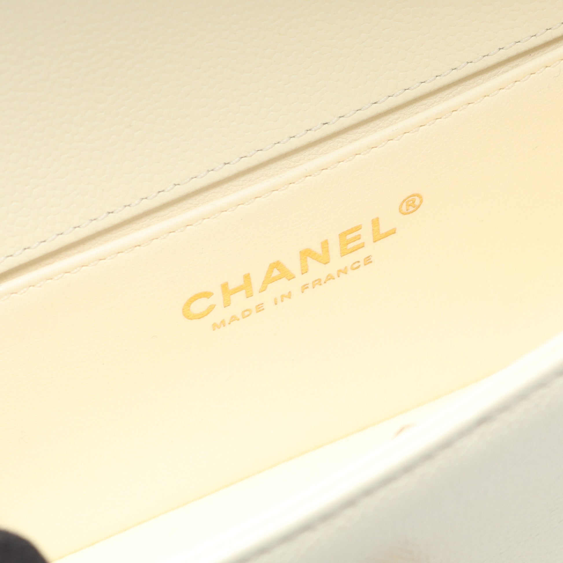 ボーイシャネル スモール チェーンショルダーバッグ キャビアスキン ホワイト ゴールド金具 シャネル バッグ CHANEL