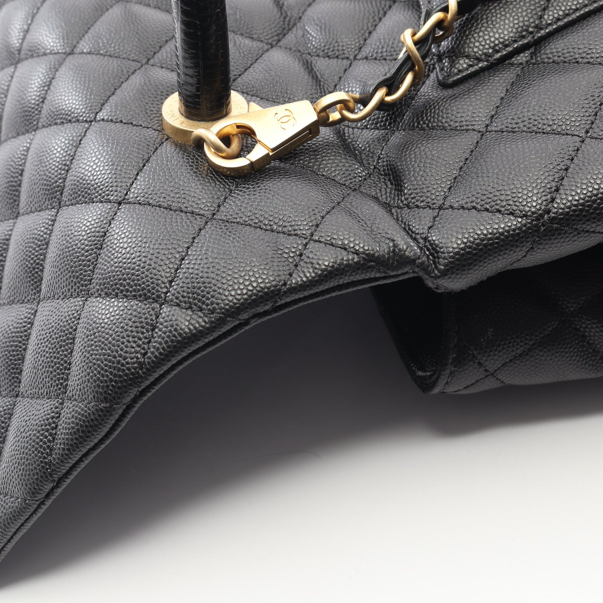 マトラッセ ココハンドル ハンドバッグ キャビアスキン ブラック ゴールド金具 2WAY シャネル バッグ CHANEL