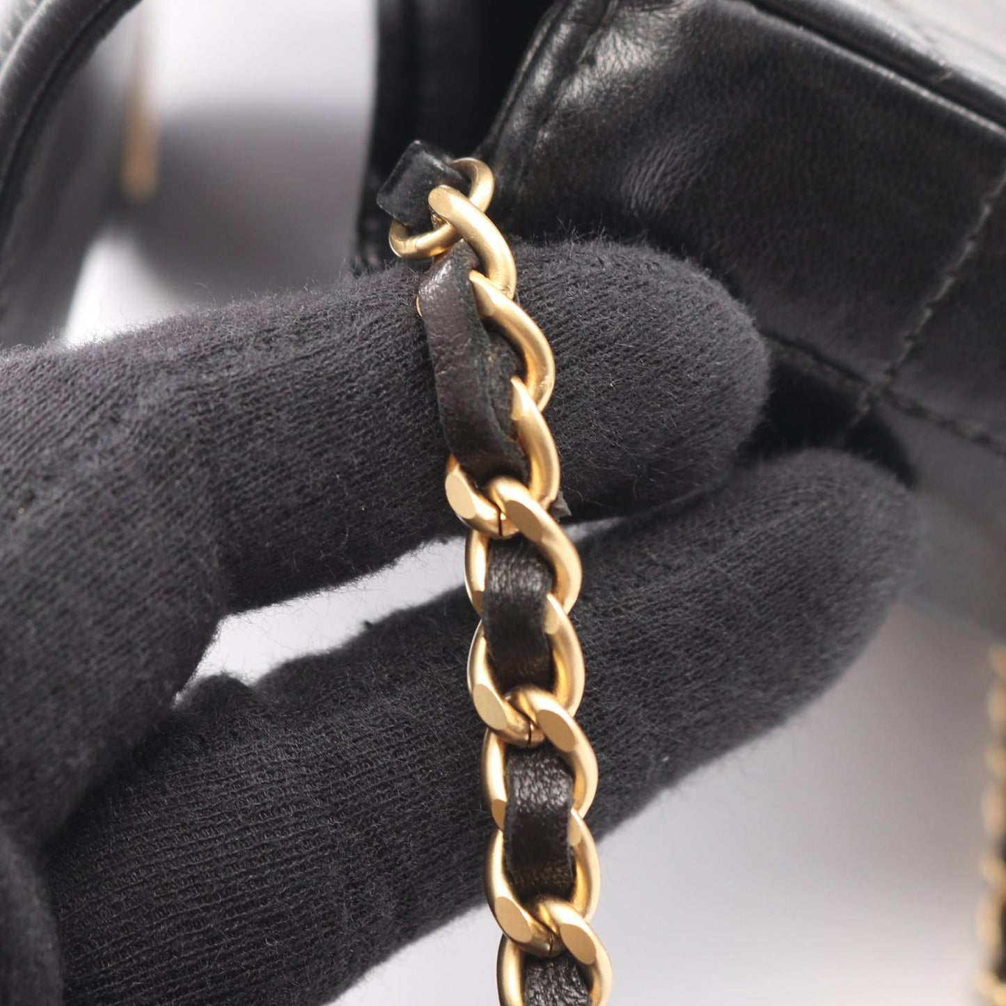 チョコバー チェーンショルダーバッグ ラムスキン ブラック ゴールド金具 シャネル バッグ CHANEL