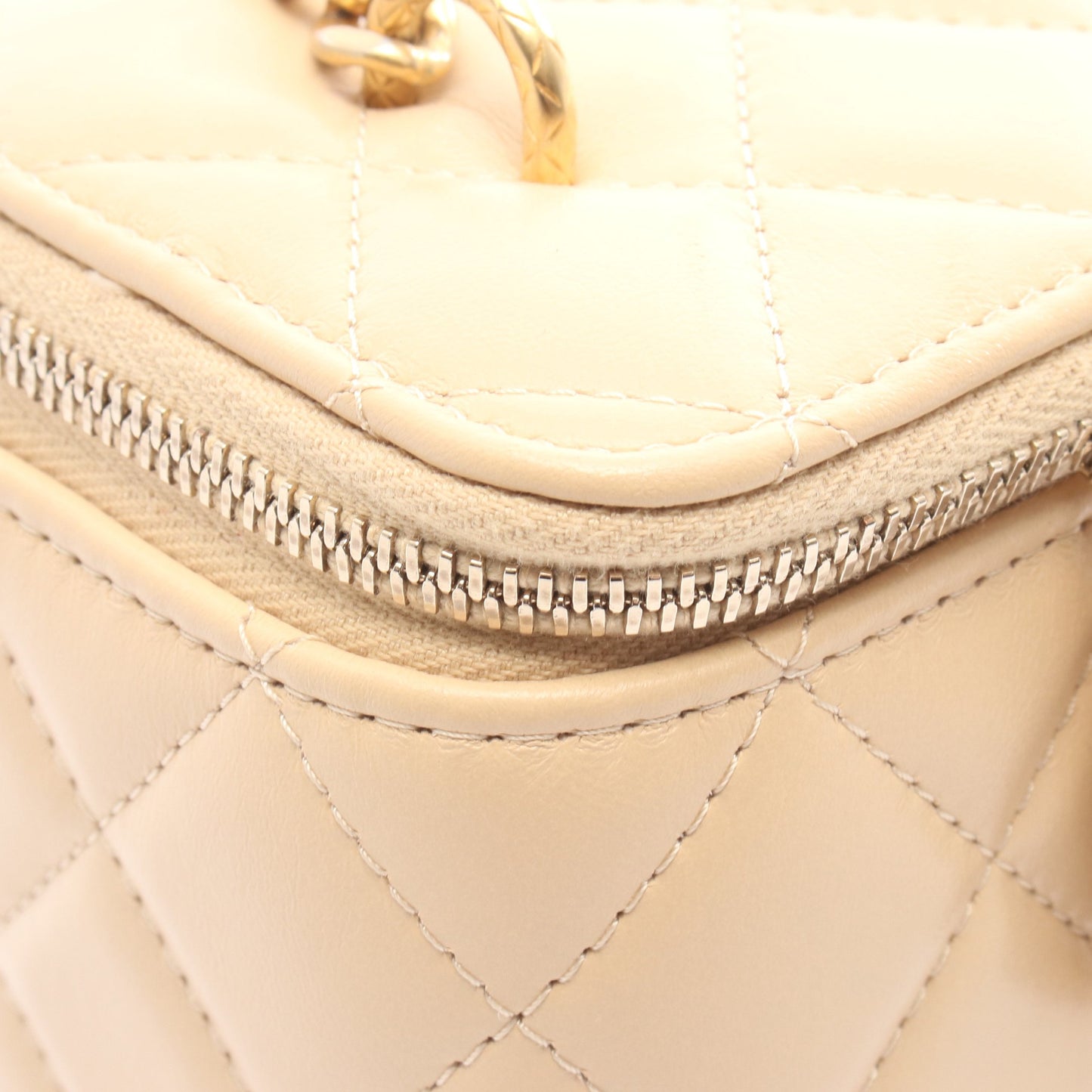 マトラッセ バニティ チェーンショルダーバッグ レザー ベージュ ゴールド金具 シャネル バッグ CHANEL