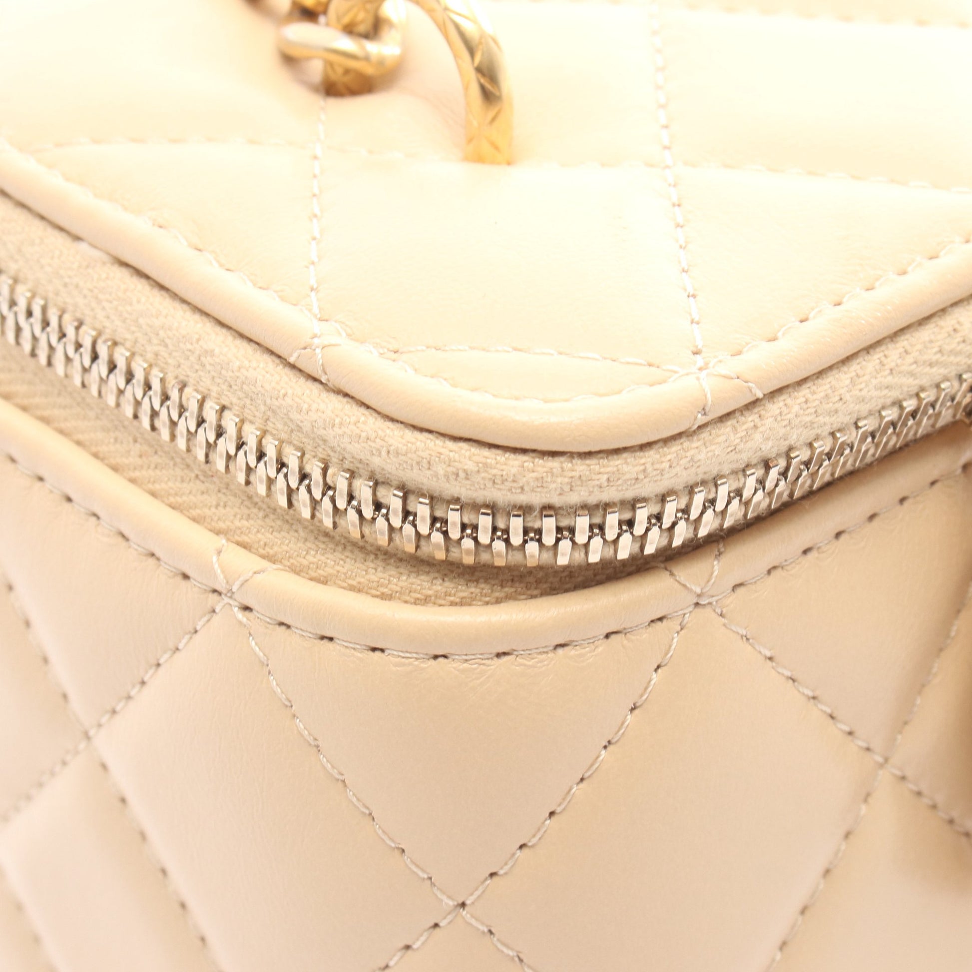 マトラッセ バニティ チェーンショルダーバッグ レザー ベージュ ゴールド金具 シャネル バッグ CHANEL