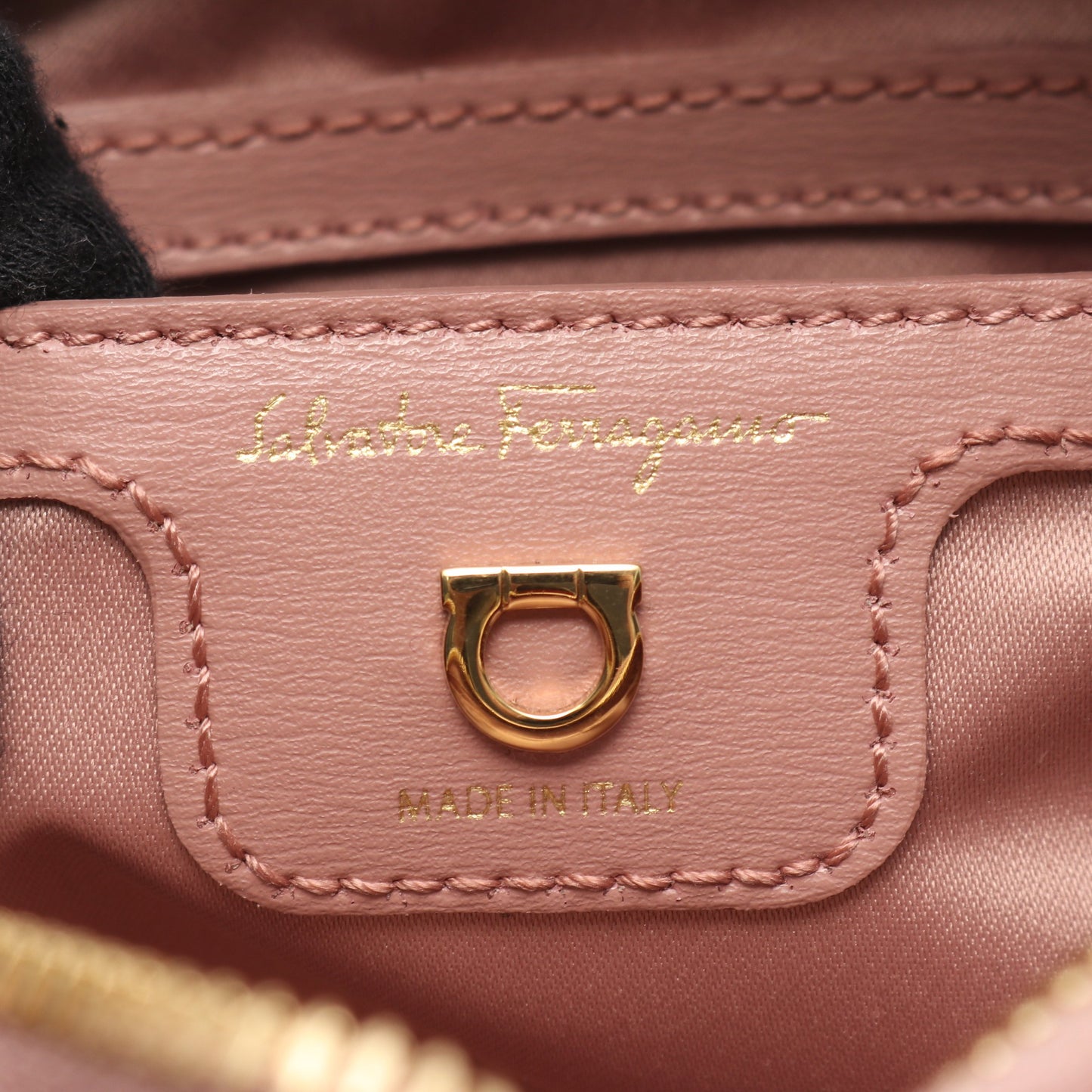 GANTIO CITY ガンチョシティ ガンチーニ ショルダーバッグ レザー ピンク サルヴァトーレフェラガモ バッグ Salvatore Ferragamo