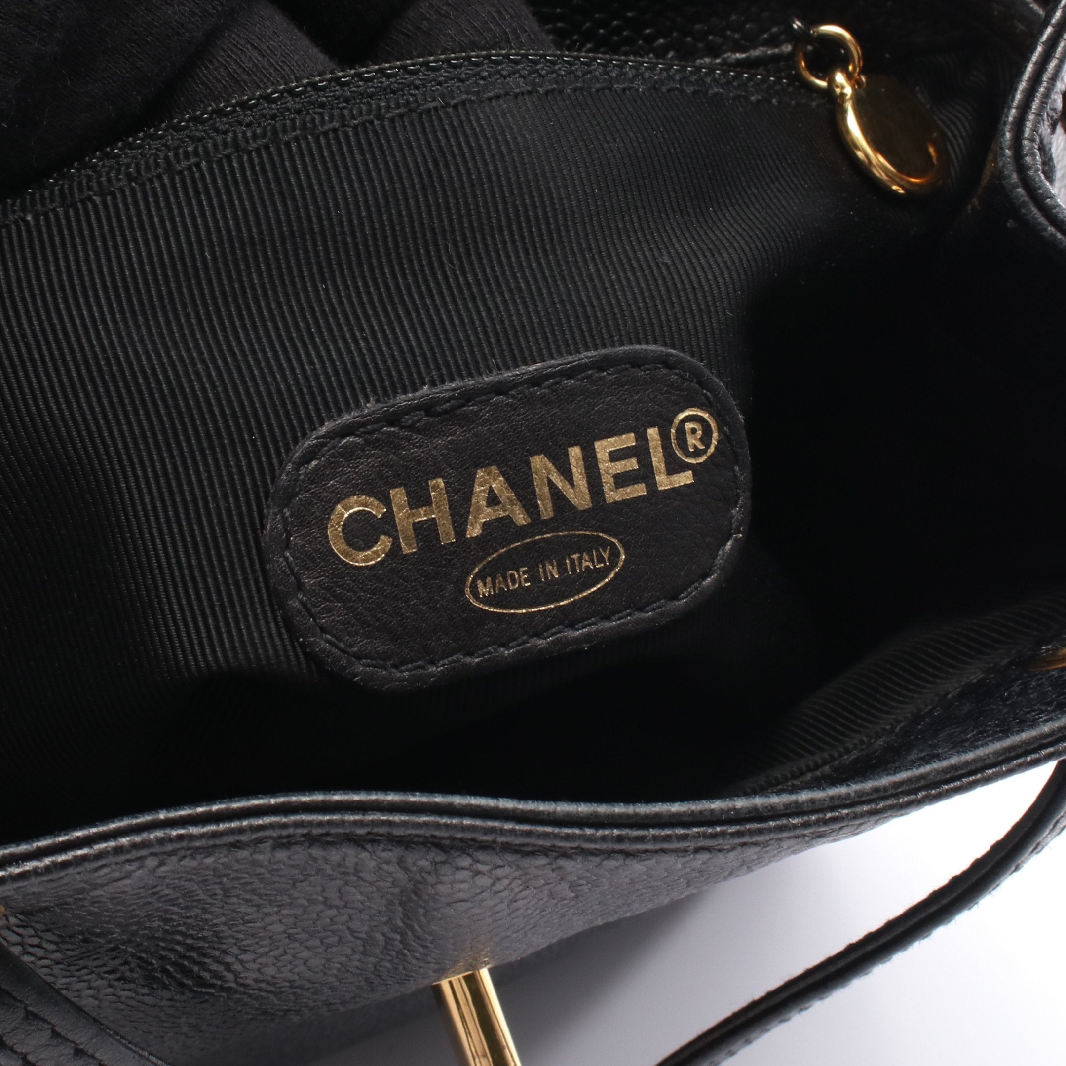 シャネル ブラック リュック ノベルティ キャビア調 年末限定価格！ CHANEL】キャビアスキン☆容量◎ シャネル バックパック (CHANEL