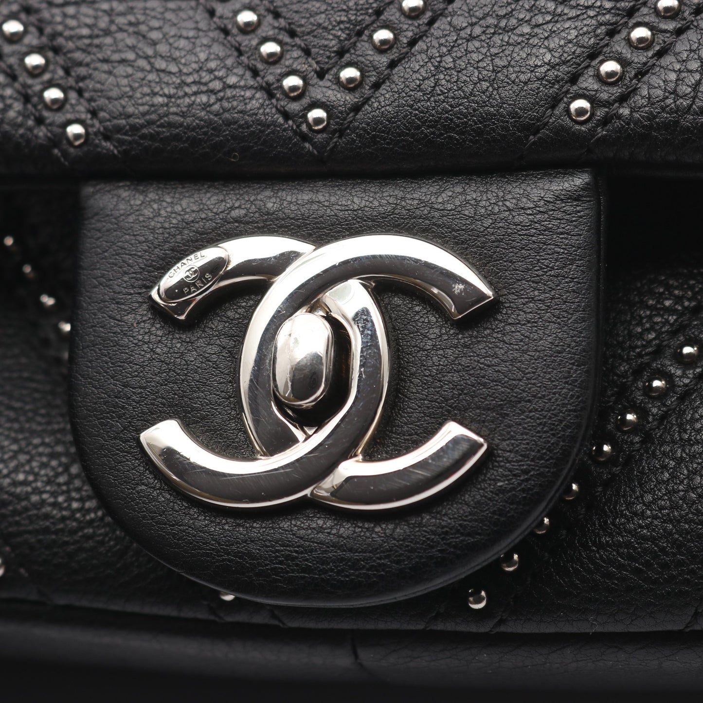 Vステッチ シェブロン チェーンショルダーバッグ スタッズ レザー ブラック シルバー金具 シャネル バッグ CHANEL