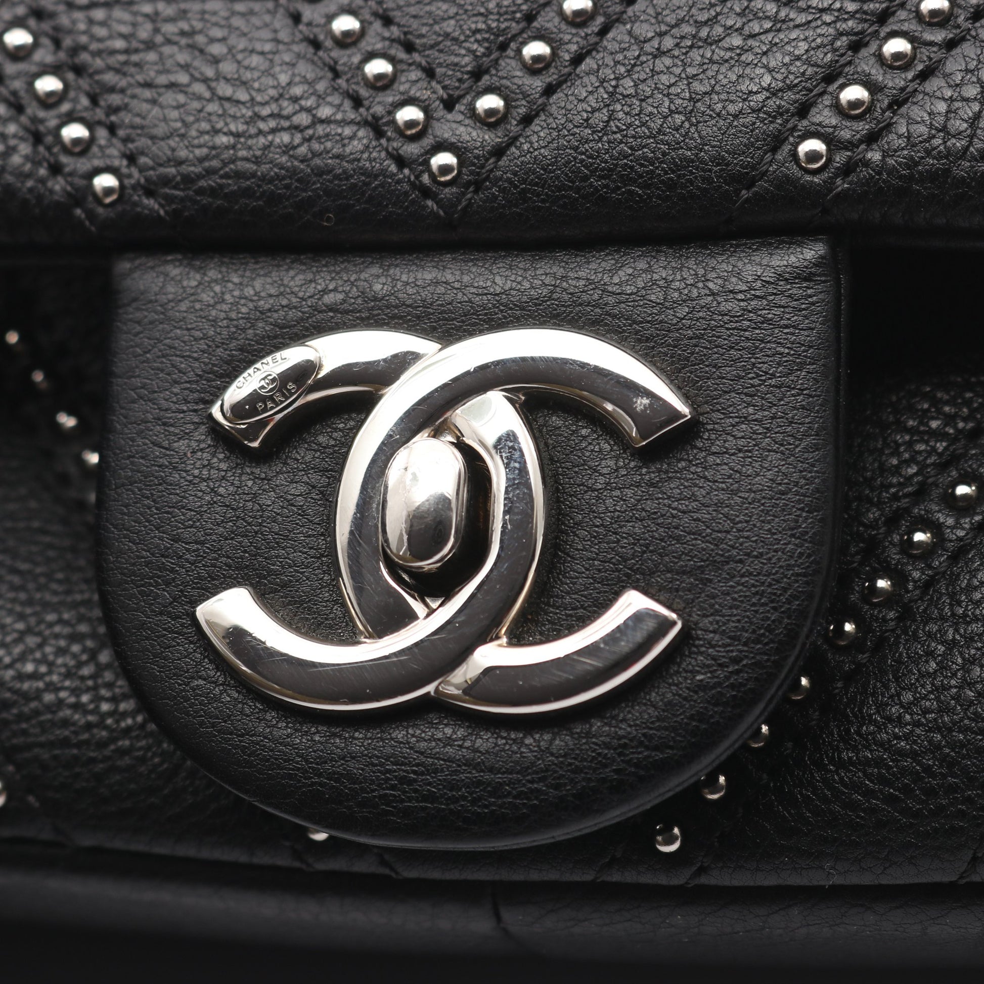 Vステッチ シェブロン チェーンショルダーバッグ スタッズ レザー ブラック シルバー金具 シャネル バッグ CHANEL