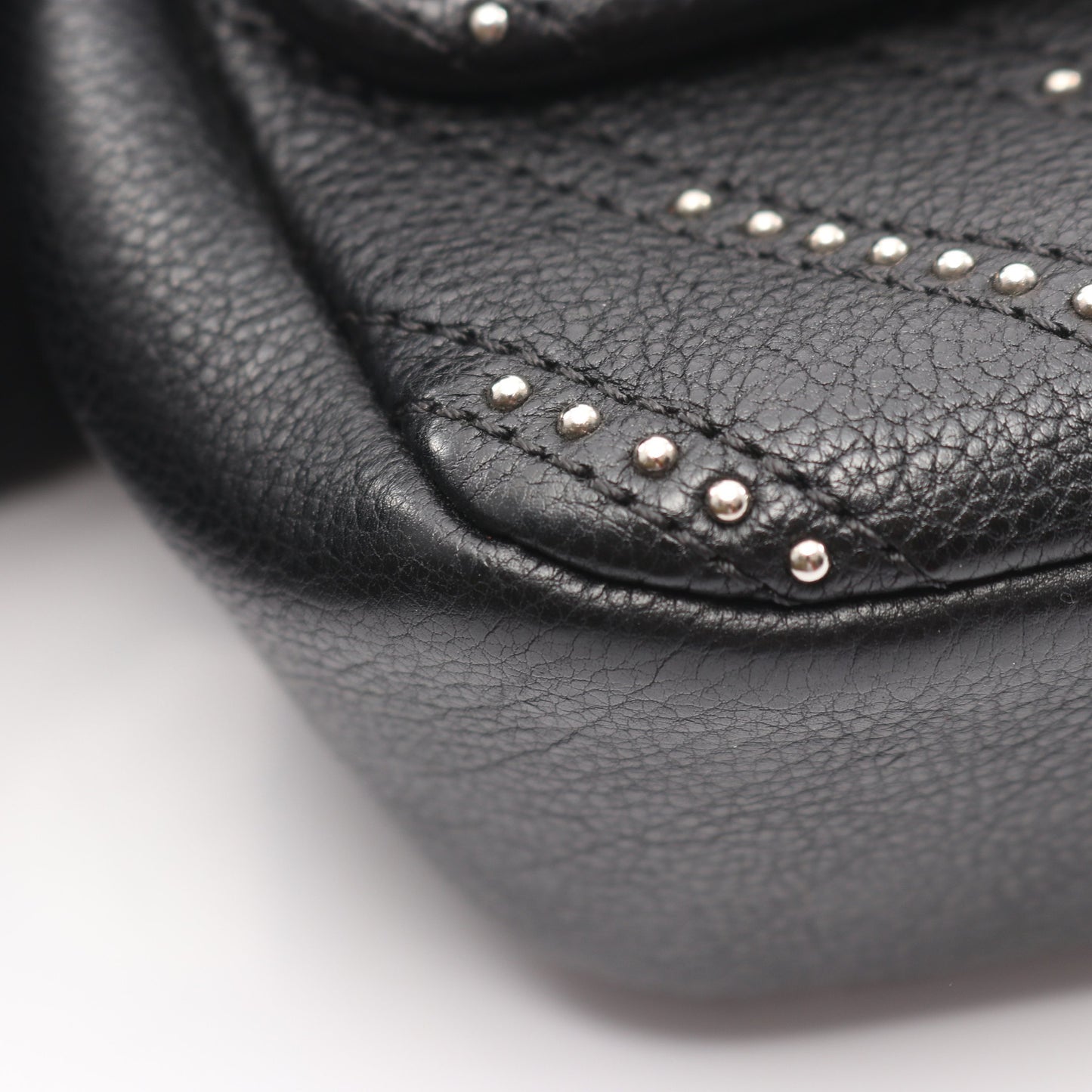 Vステッチ シェブロン チェーンショルダーバッグ スタッズ レザー ブラック シルバー金具 シャネル バッグ CHANEL