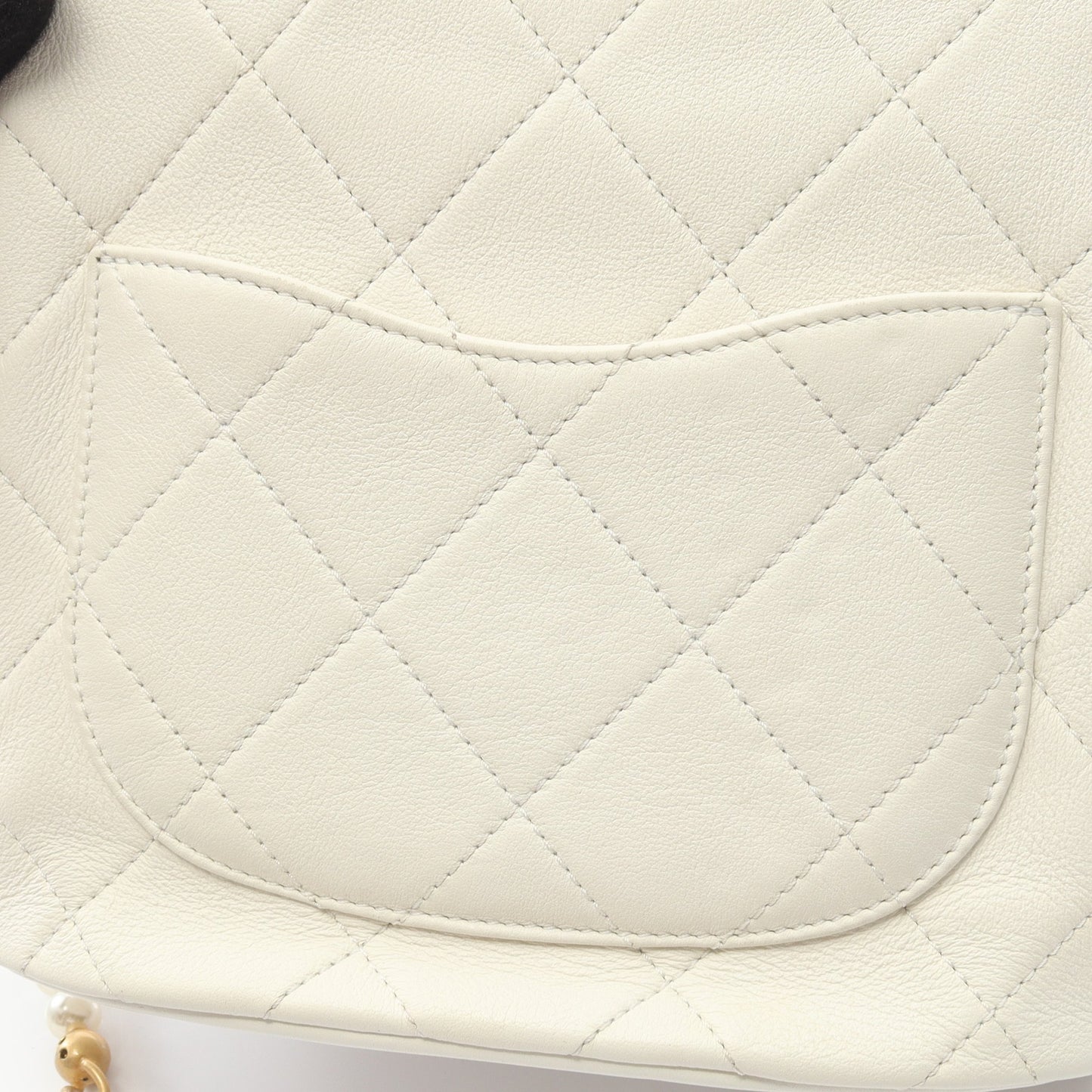 マトラッセ フェイクパール ショルダーバッグ ショルダーバッグ レザー ホワイト ゴールド金具 シャネル バッグ CHANEL