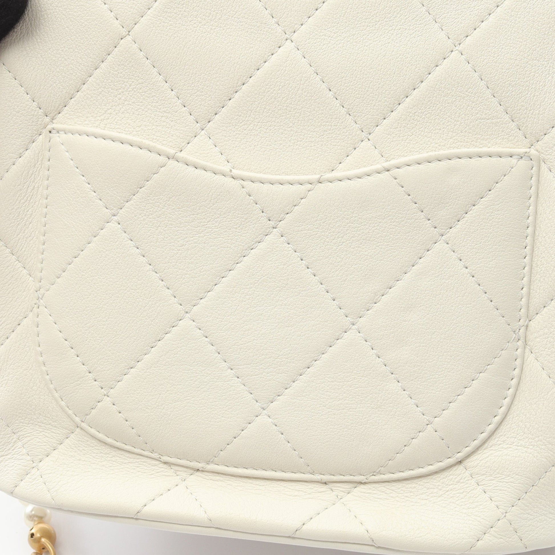 マトラッセ フェイクパール ショルダーバッグ ショルダーバッグ レザー ホワイト ゴールド金具 シャネル バッグ CHANEL
