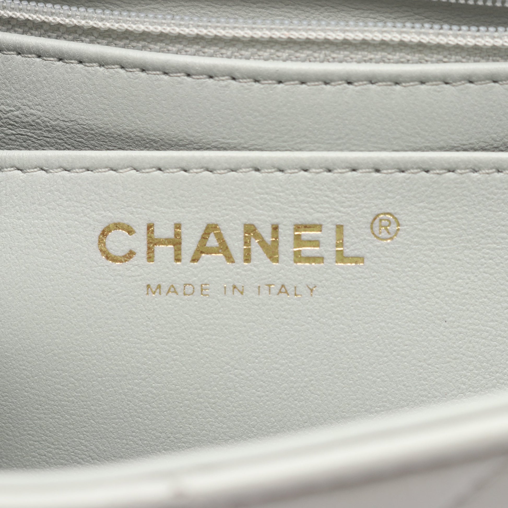 マトラッセ チェーンショルダーバッグ レザー ライトグレー ゴールド金具 シャネル バッグ CHANEL