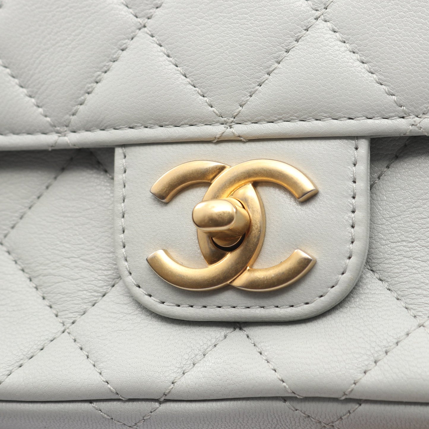 マトラッセ チェーンショルダーバッグ レザー ライトグレー ゴールド金具 シャネル バッグ CHANEL