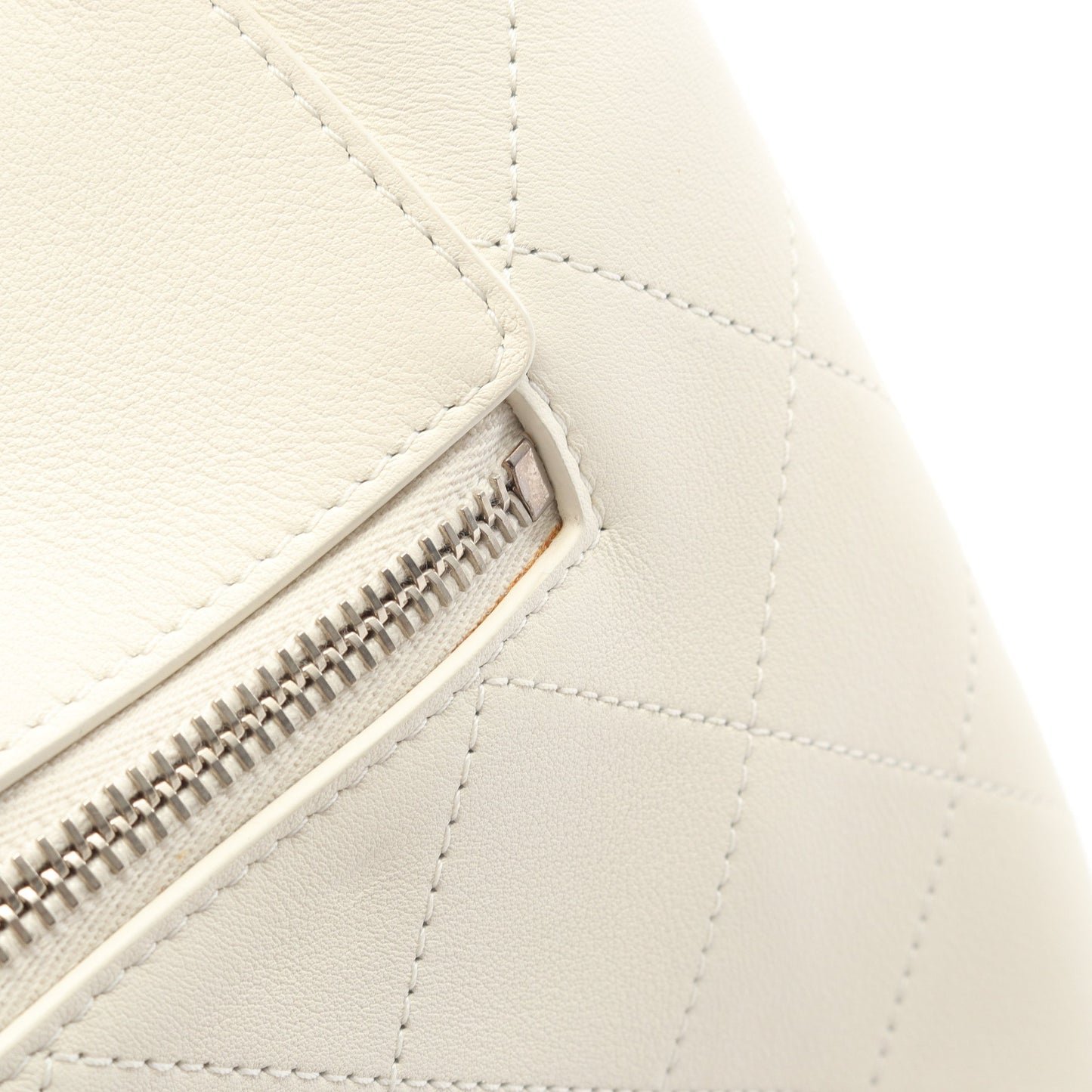 マトラッセ バケット チェーンショルダーバッグ ラムスキン オフホワイト シルバー金具 2WAY シャネル バッグ CHANEL