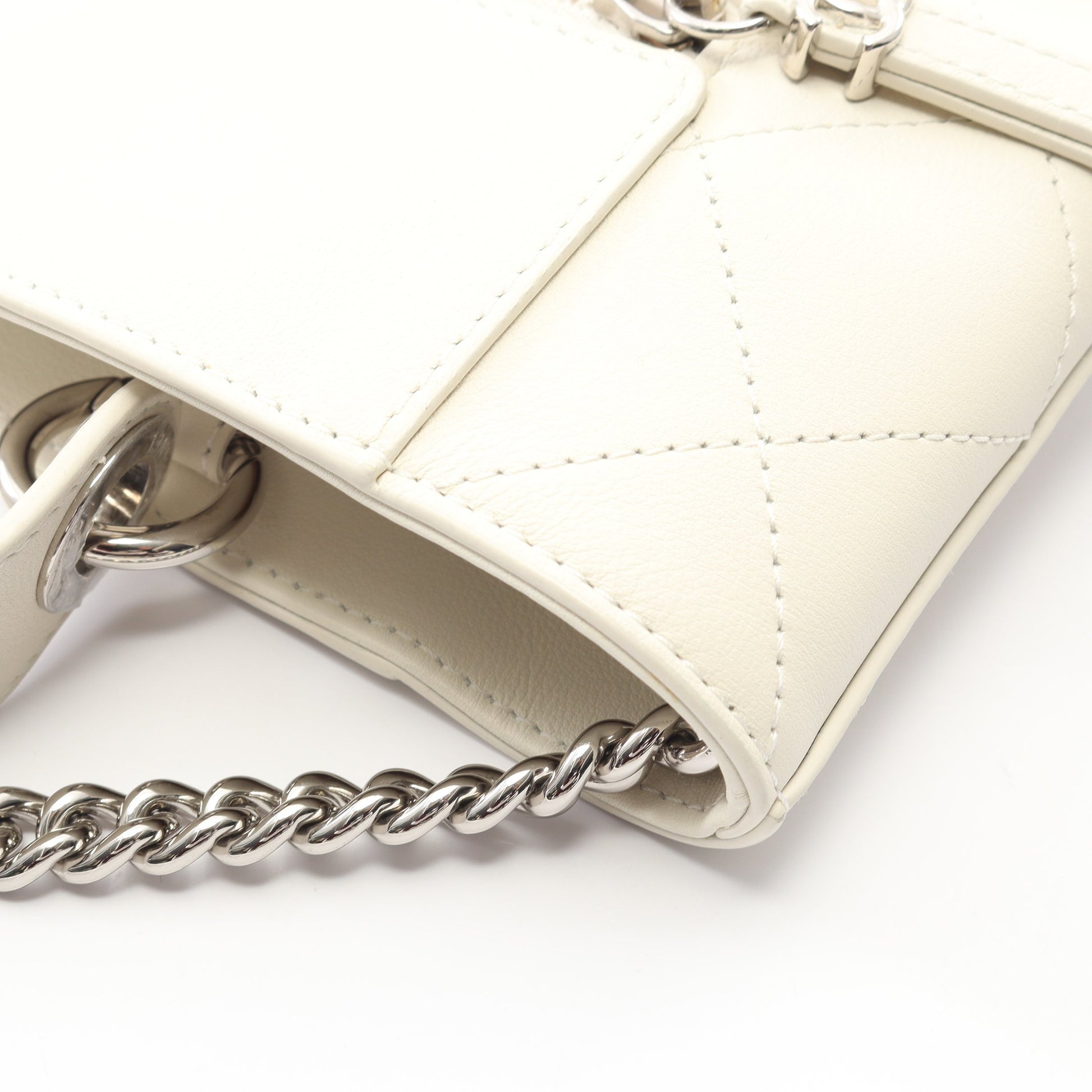 マトラッセ バケット チェーンショルダーバッグ ラムスキン オフホワイト シルバー金具 2WAY シャネル バッグ CHANEL