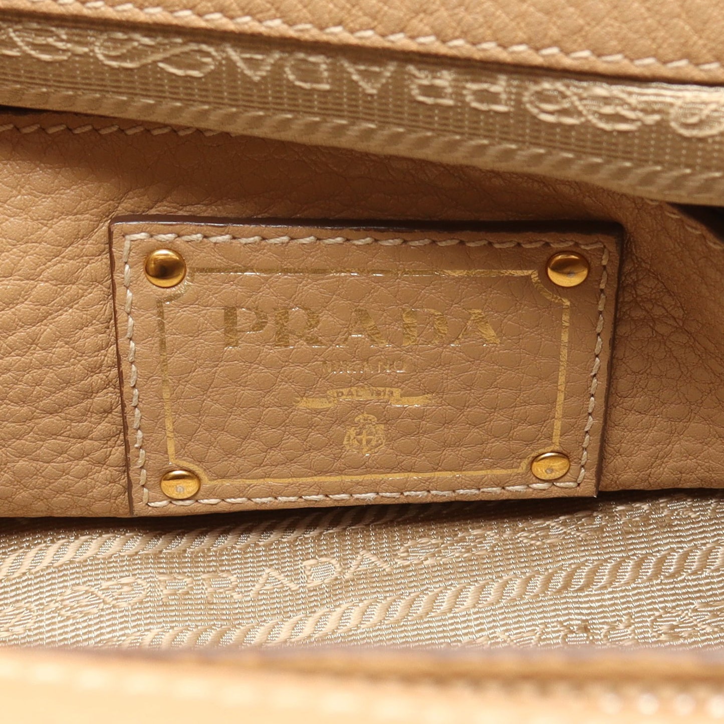 VIT DAINO ハンドバッグ レザー ベージュ 三角プレート 2WAY プラダ バッグ PRADA
