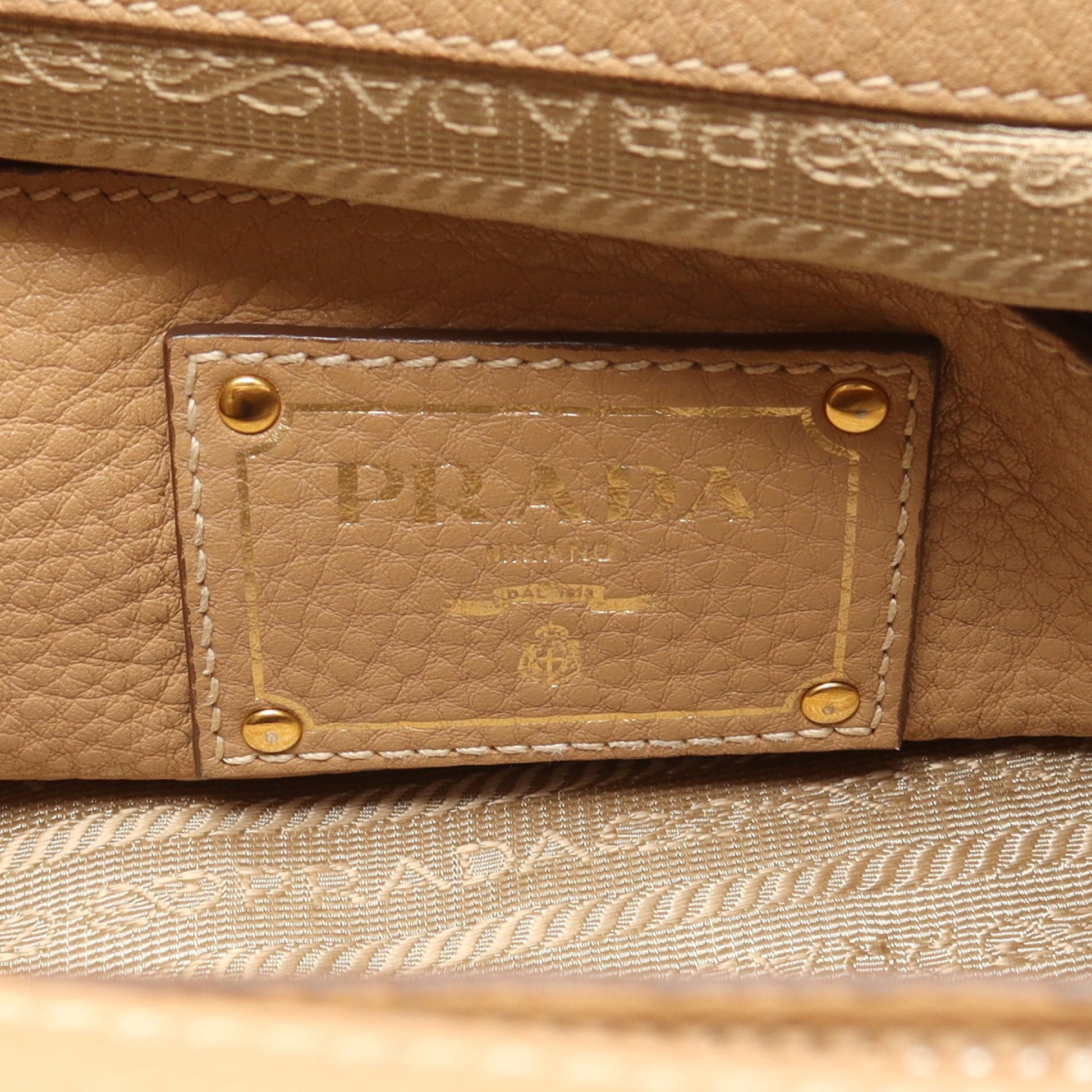 VIT DAINO ハンドバッグ レザー ベージュ 三角プレート 2WAY プラダ バッグ PRADA