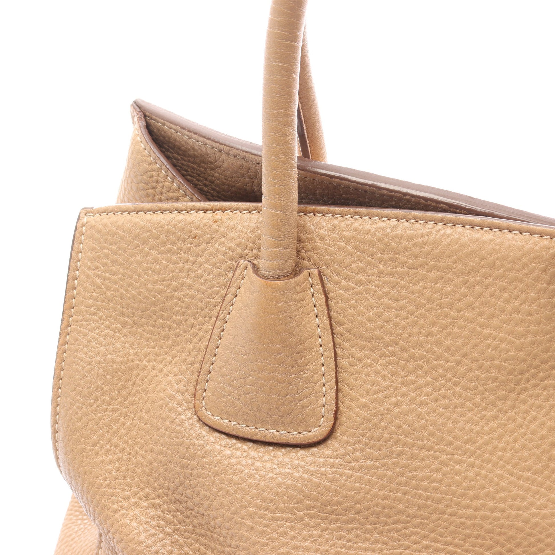 VIT DAINO ハンドバッグ レザー ベージュ 三角プレート 2WAY プラダ バッグ PRADA