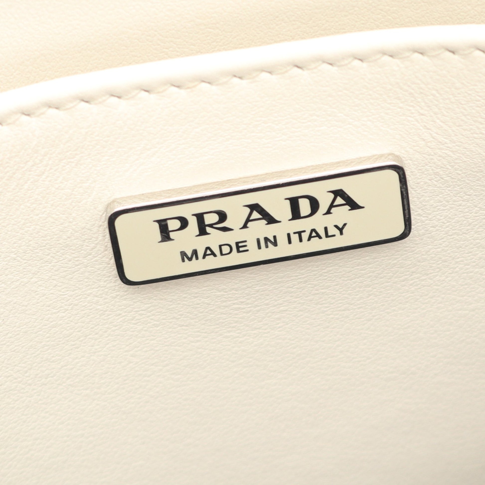 エンボスロゴ ハンドバッグ レザー ホワイト 2WAY プラダ バッグ PRADA