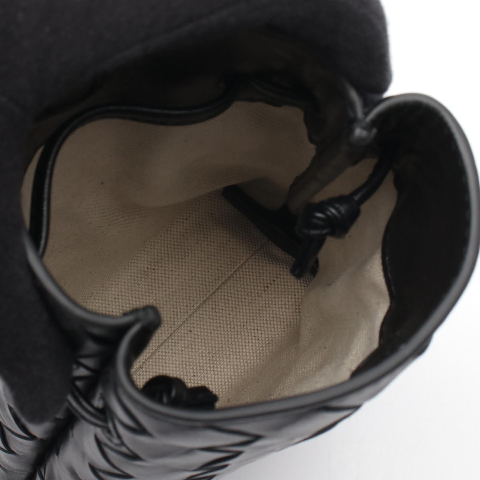 イントレチャート ショルダーバッグ レザー ブラック ボッテガヴェネタ