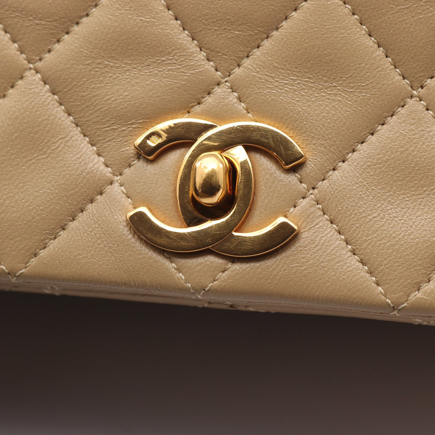 マトラッセ フルフラップ チェーンショルダーバッグ ラムスキン ベージュ ゴールド金具 シャネル バッグ CHANEL