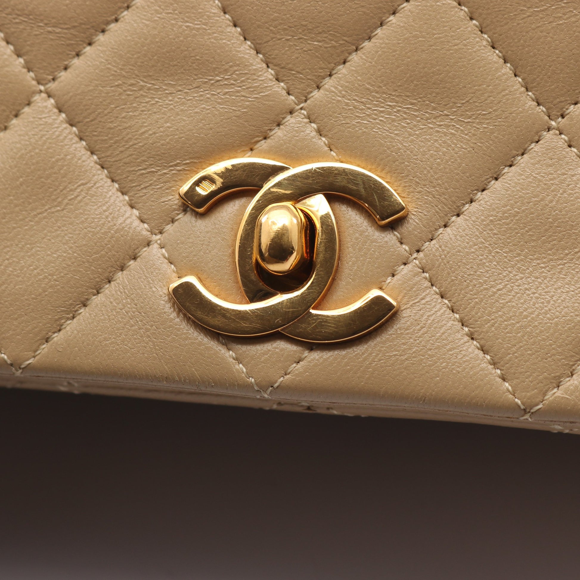 マトラッセ フルフラップ チェーンショルダーバッグ ラムスキン ベージュ ゴールド金具 シャネル バッグ CHANEL