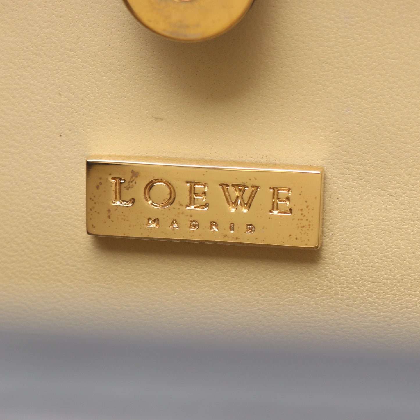 ハンドバッグ 型押しロゴ レザー ブラック ロエベ バッグ LOEWE