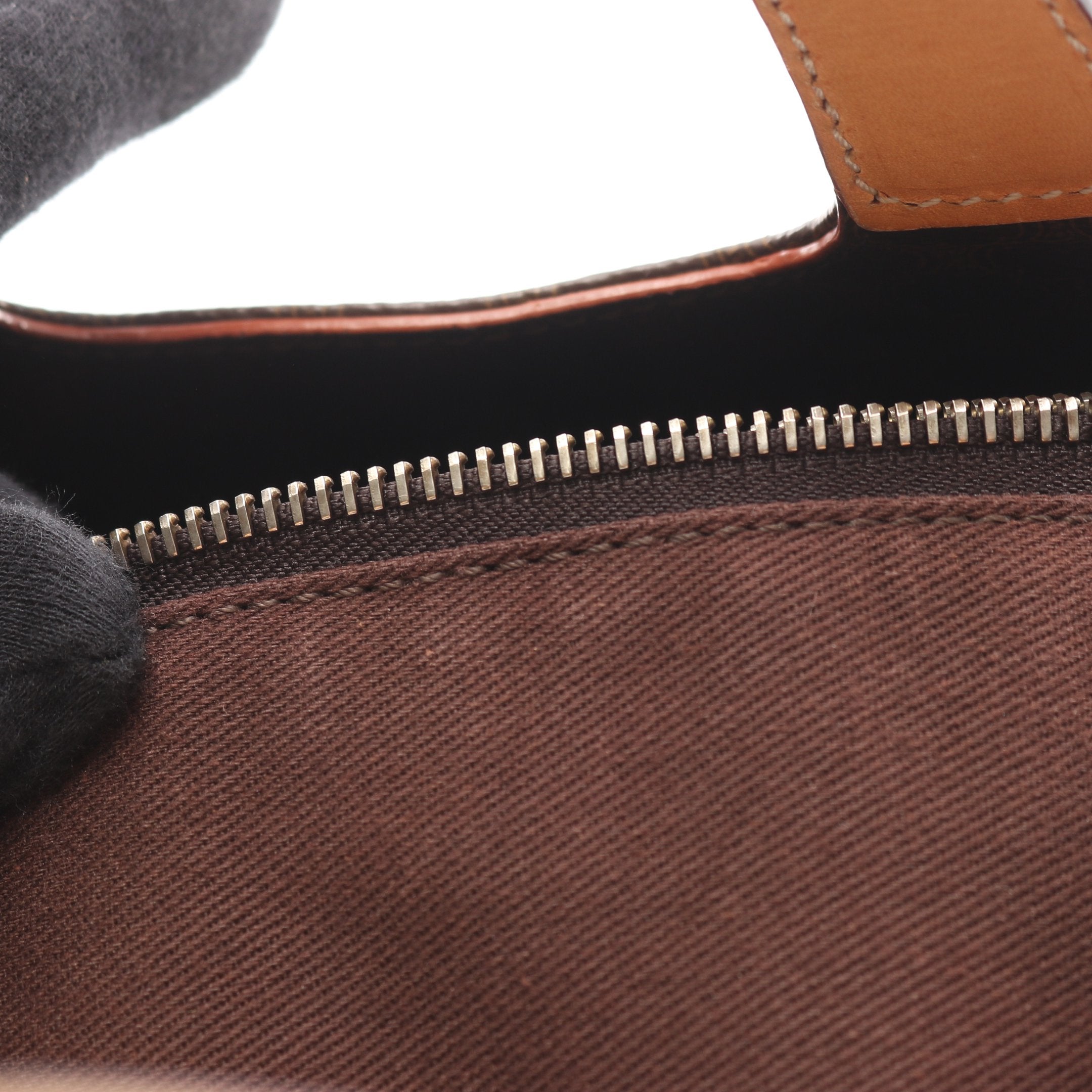 マカダム ハンドバッグ 型押しロゴ PVC レザー ダークブラウン