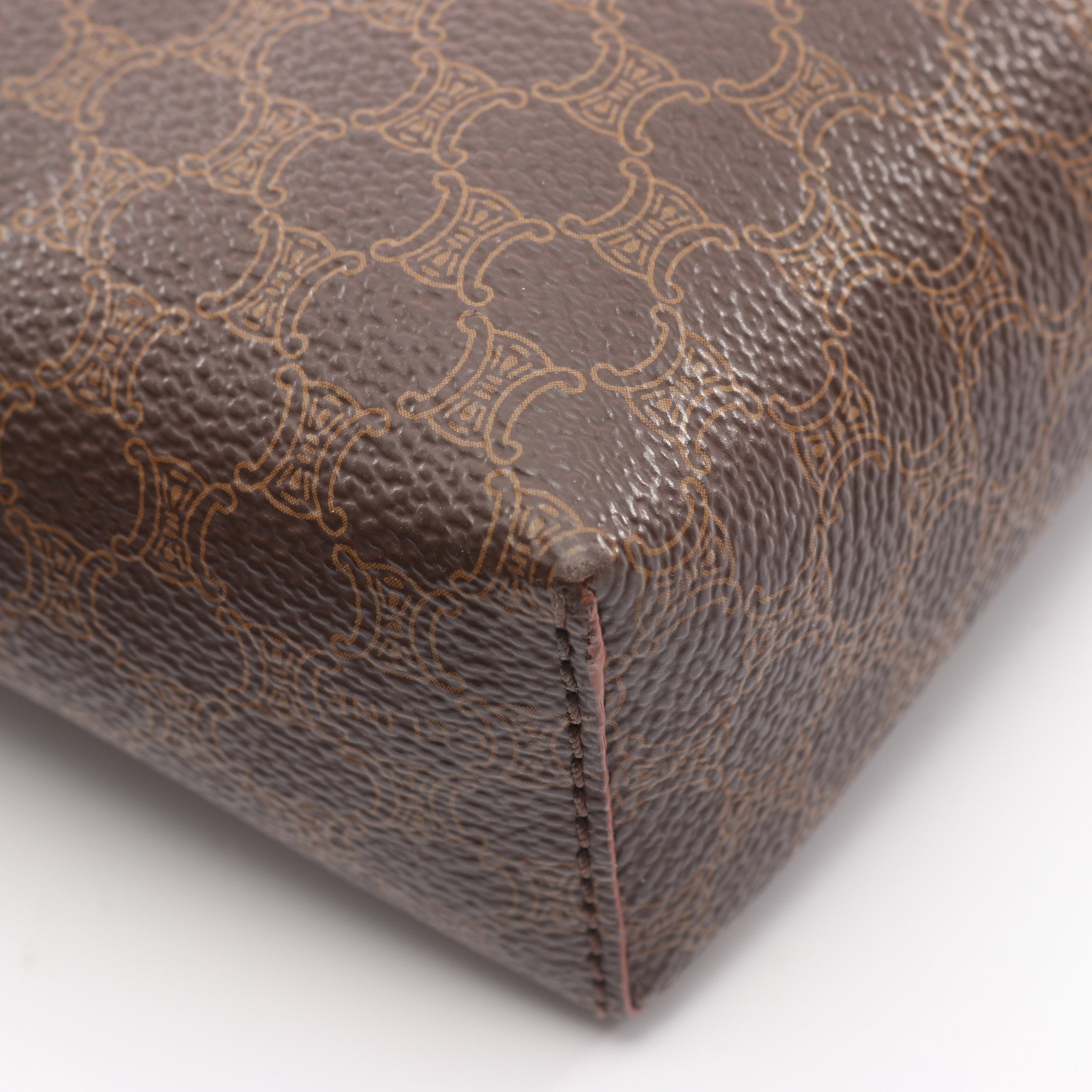 マカダム ハンドバッグ 型押しロゴ PVC レザー ダークブラウン