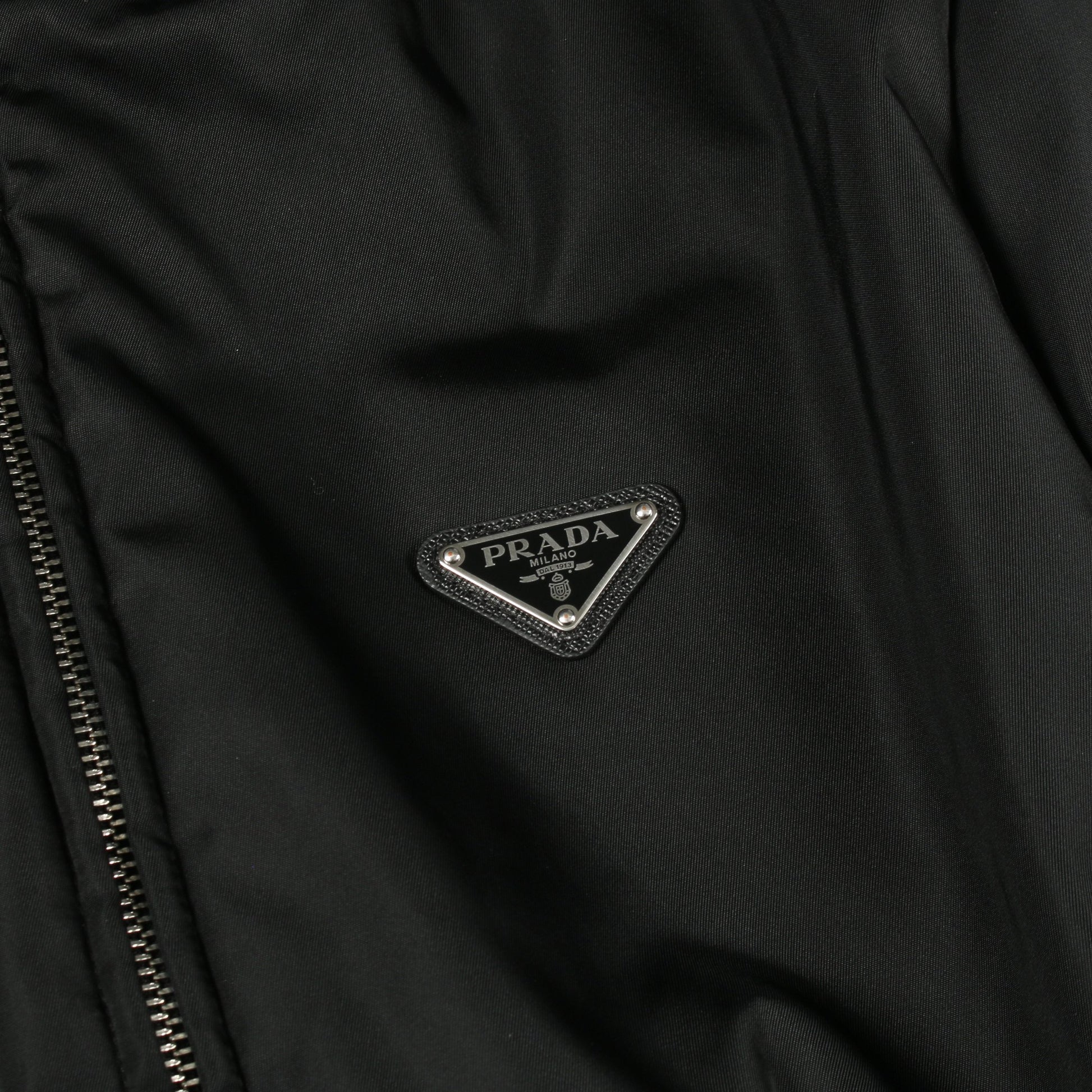 Re-Nylon ダウンコート ナイロン ブラック 三角ロゴプレート フード付き プラダ アウター PRADA
