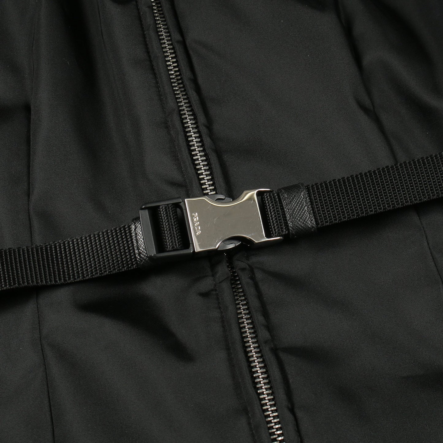 Re-Nylon ダウンコート ナイロン ブラック 三角ロゴプレート フード付き プラダ アウター PRADA