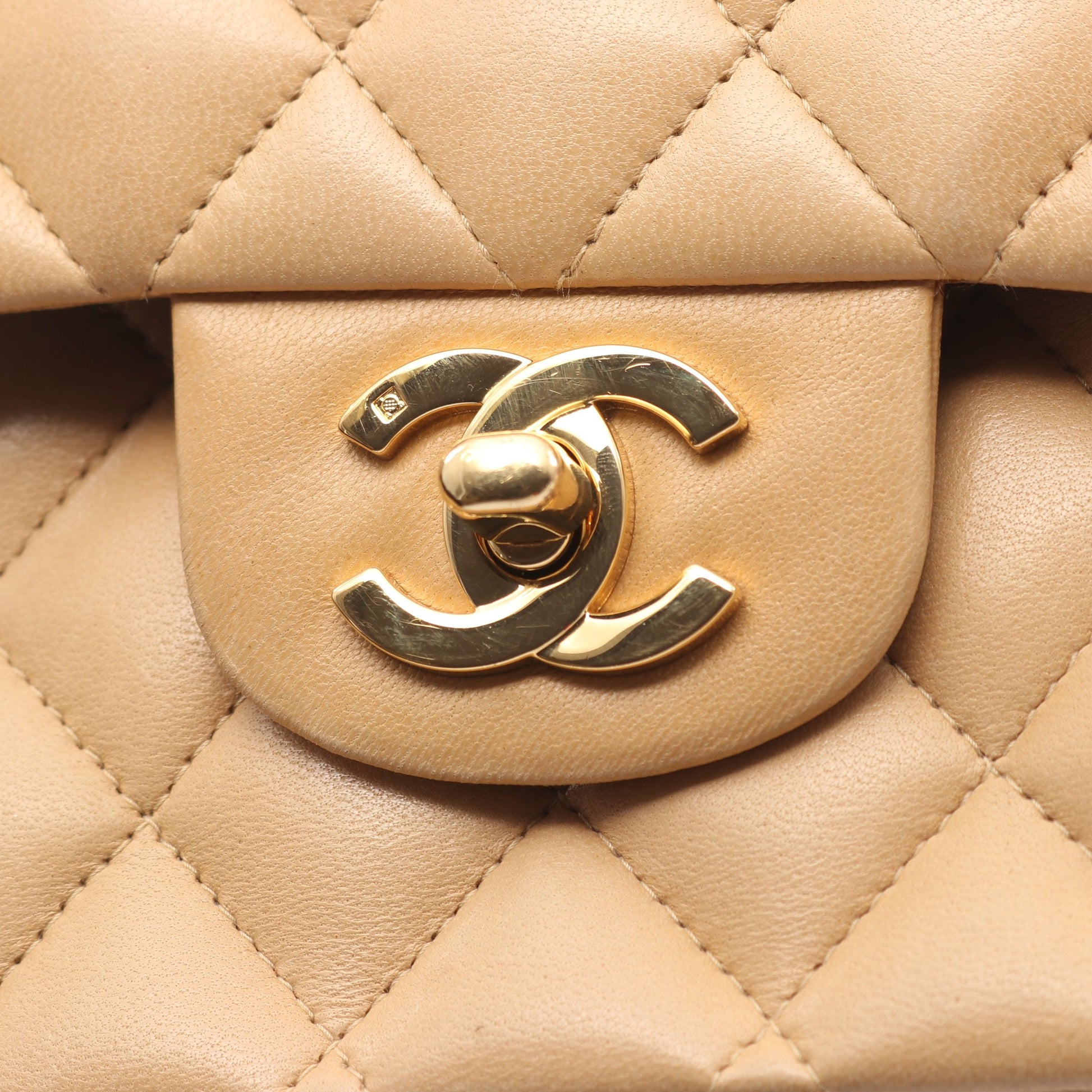 マトラッセ Wフラップ Wチェーンショルダーバッグ ラムスキン ベージュ ゴールド金具 シャネル バッグ CHANEL