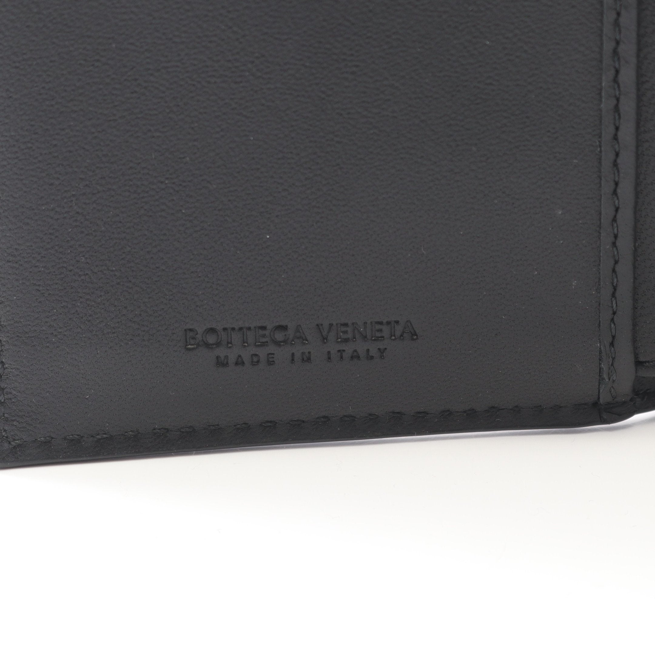 【美品】ボッテガヴェネタ 二つ折り財布 イントレ レザー ミディアム ブラック BOTTEGA VENETA（ボッテガ・ヴェネタ） 二つ折り財布 742143 VCPQ4